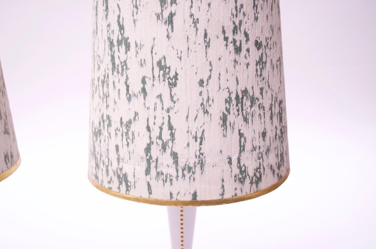 Papier Paire de lampes de chevet minimalistes en bois du milieu du siècle dernier avec abat-jour en vente