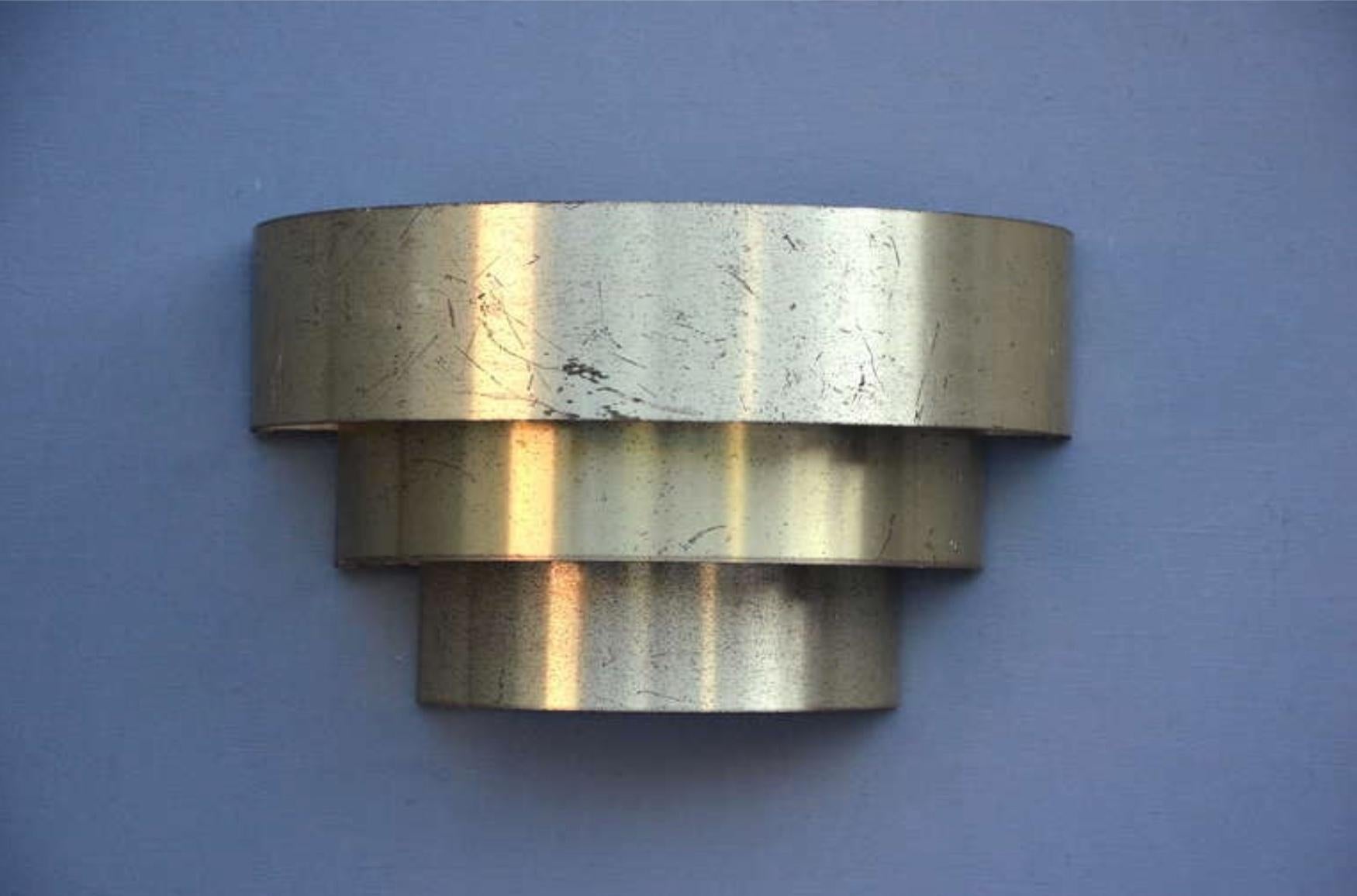 Coppia di applique minimaliste a 3 livelli in ottone placcato di Lightolier.