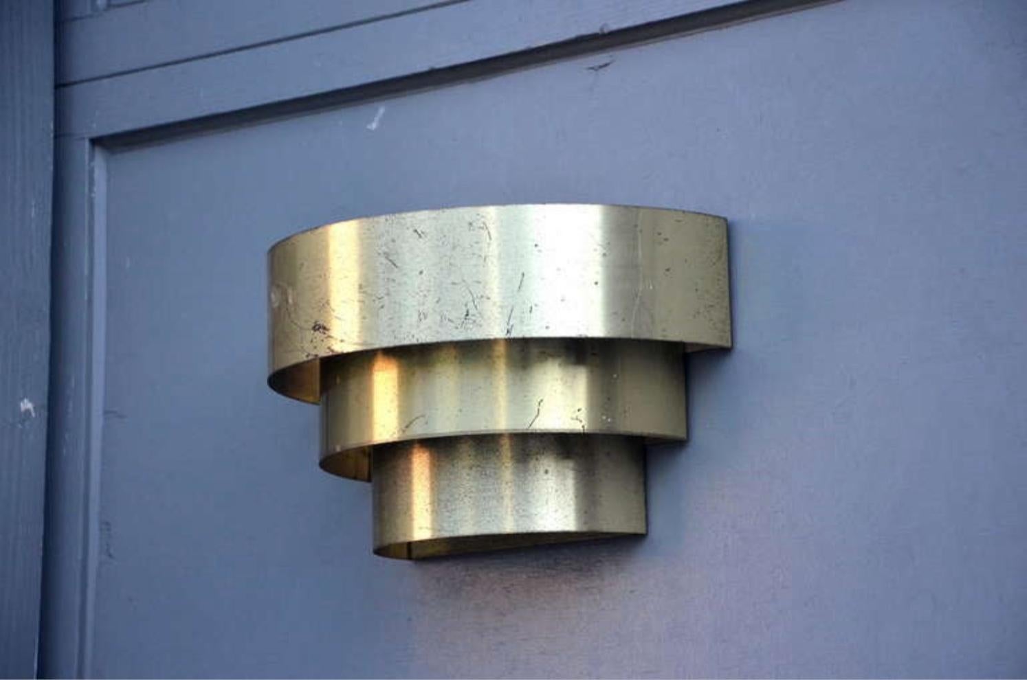 Americano Coppia di lampade minimaliste a tre piani placcate in ottone di Lightolier in vendita