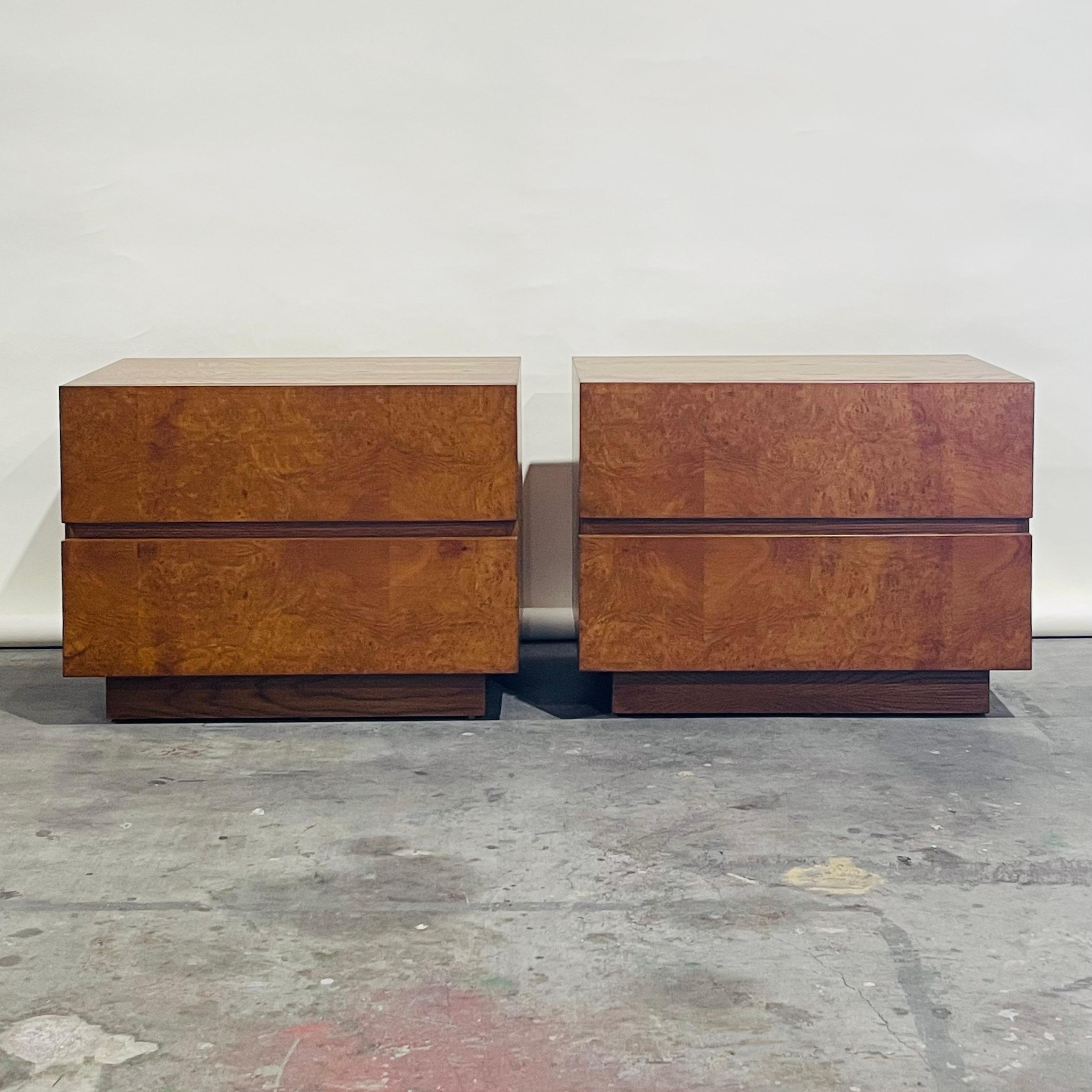 Minimalistisches Nachttischpaar 'Amboine' aus Wurzelholz von Design Frères.

Einfaches, funktionelles Design mit 2 tiefen Schubladen pro Nachttisch.