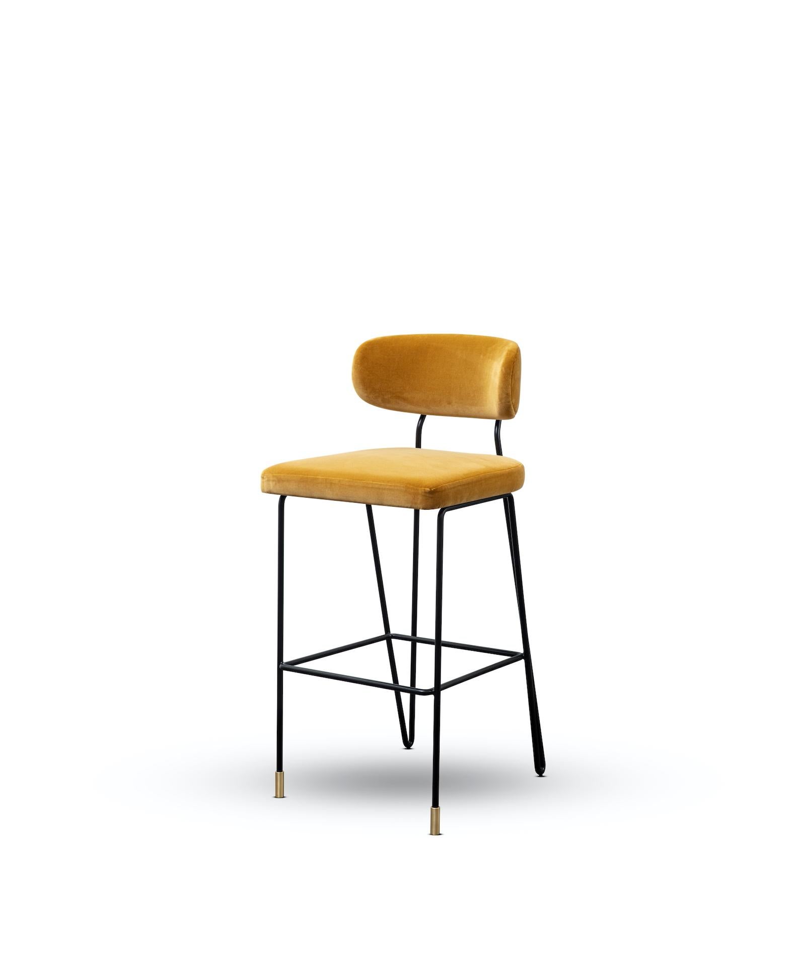 Portugais Pair of Minimalist Barstools in Black Iron Frame and Brass Detailing en vente