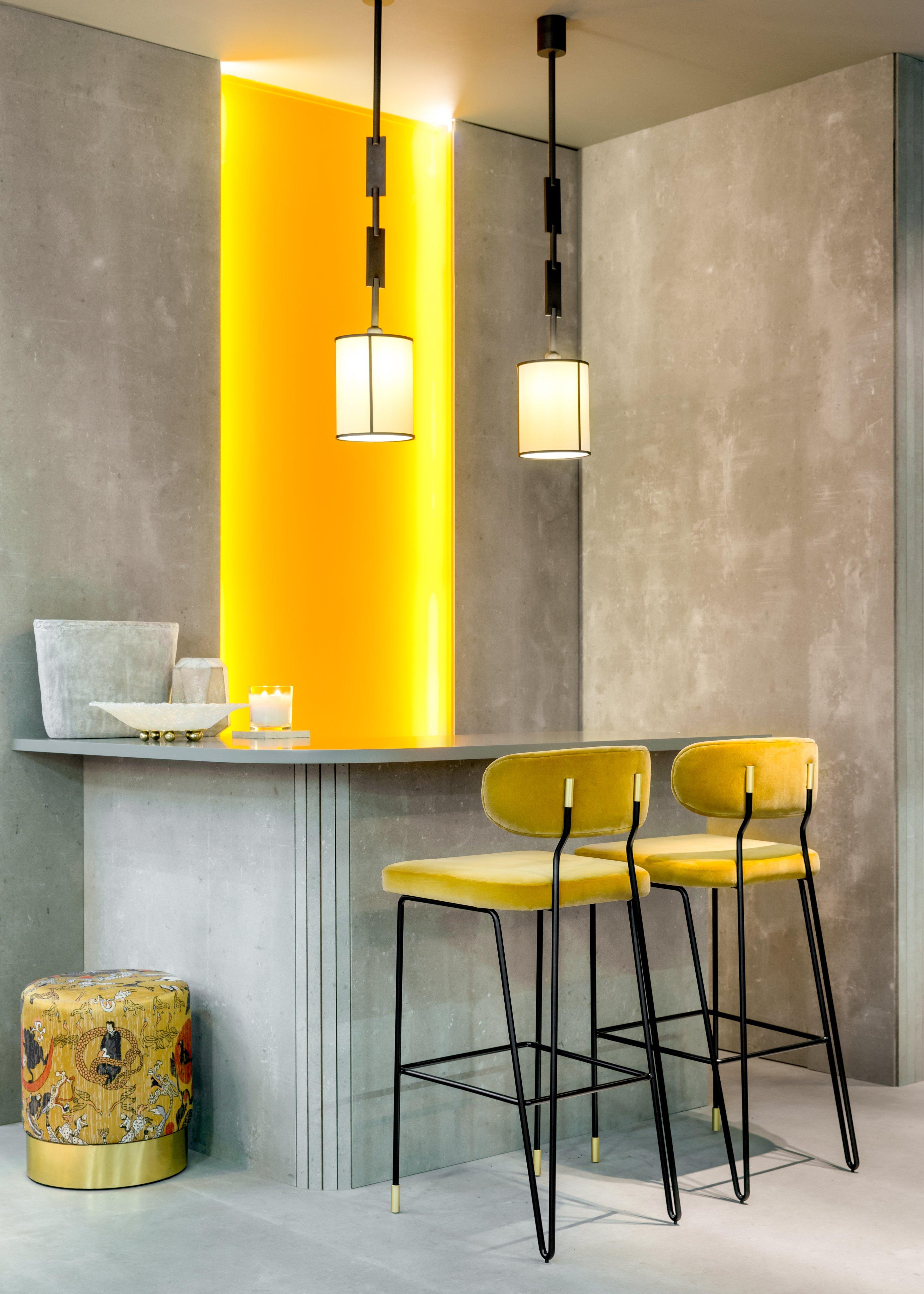 Pair of Minimalist Barstools in Black Iron Frame and Brass Detailing Neuf - En vente à NEW YORK, NY