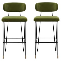 Pareja de taburetes de bar minimalistas con estructura de hierro negro y detalles de latón