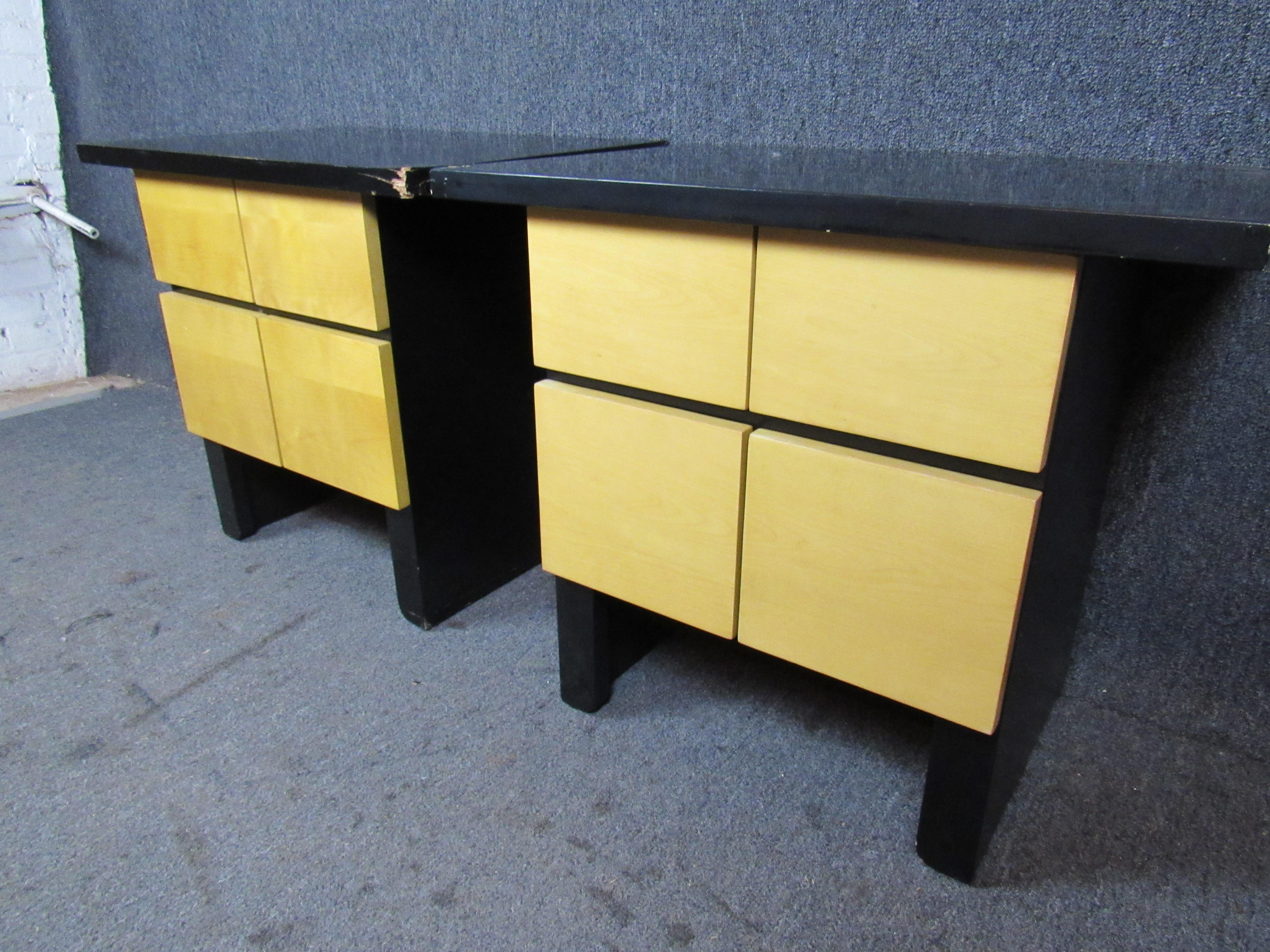 Mid-Century Modern Pair of Minimalist Black Lacquer Nightstands For Sale