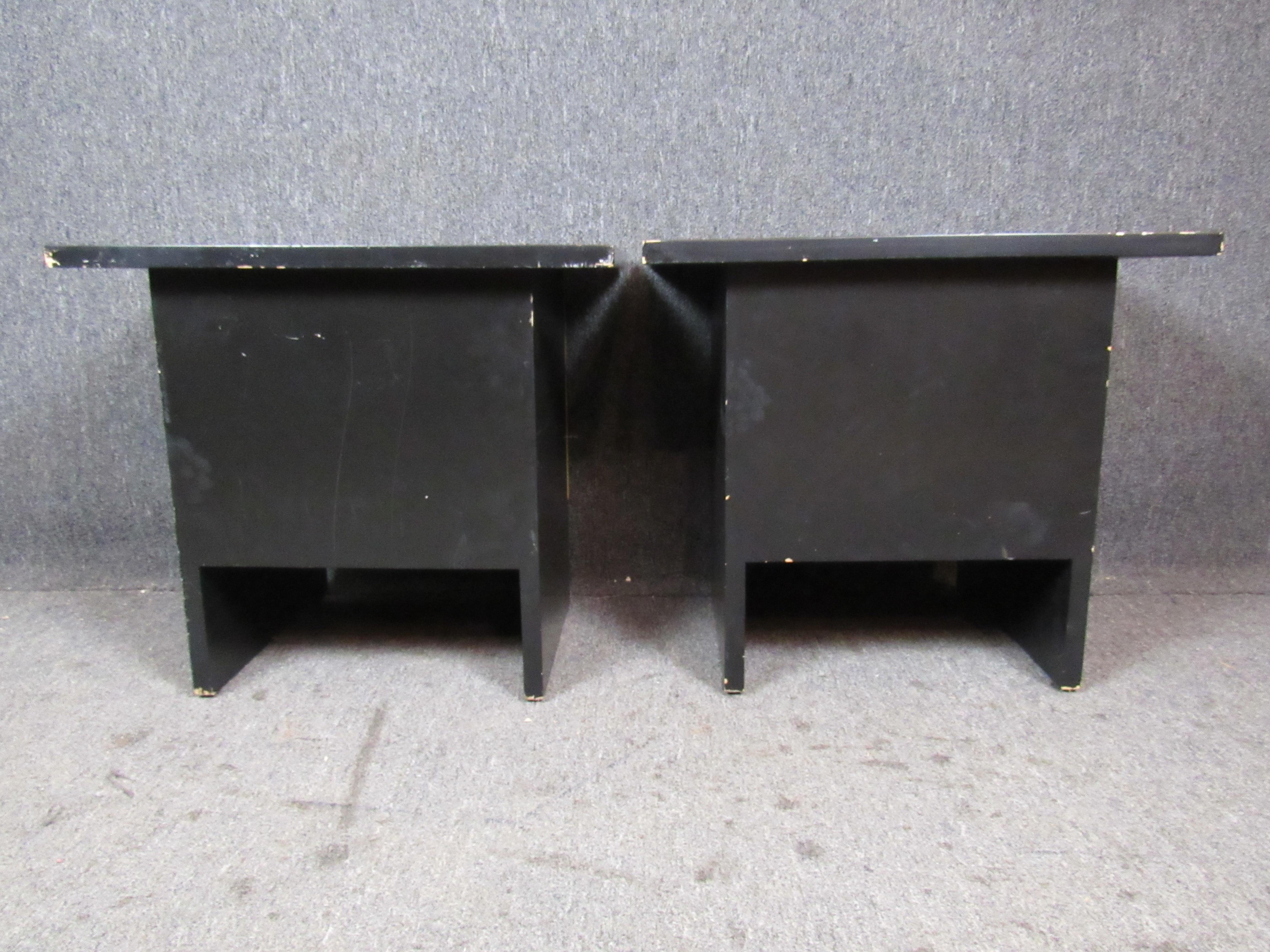 Pair of Minimalist Black Lacquer Nightstands For Sale 1