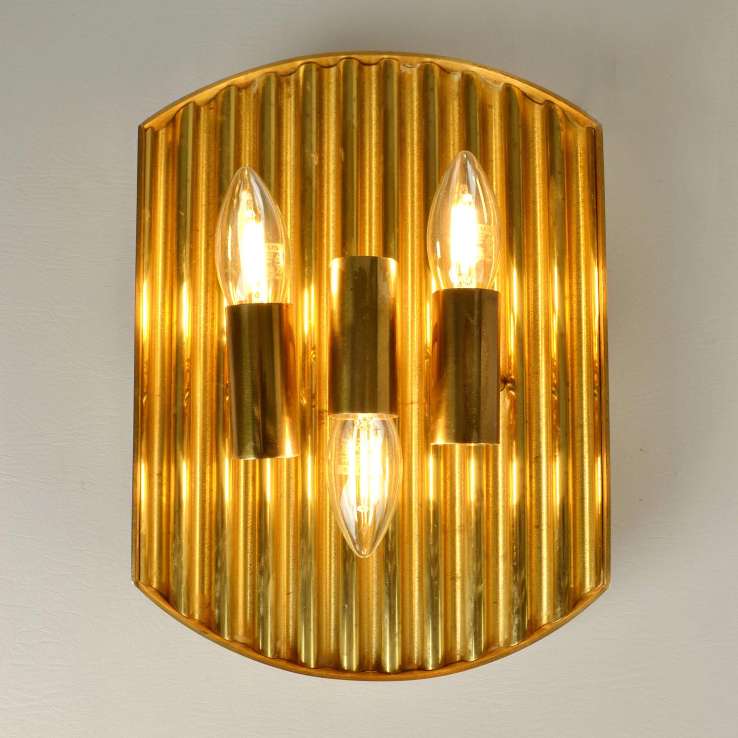 Svedese Coppia di applique minimaliste in ottone The Modern Scandinavian 1970 in vendita
