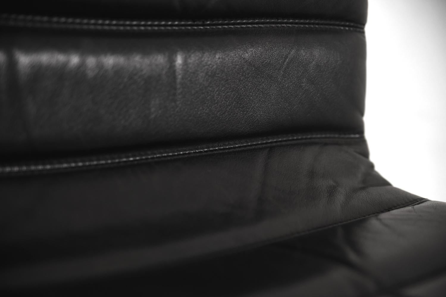 Minimalistische Clubsessel aus Chrom und schwarzem Leder von Pol International, Paar im Angebot 6