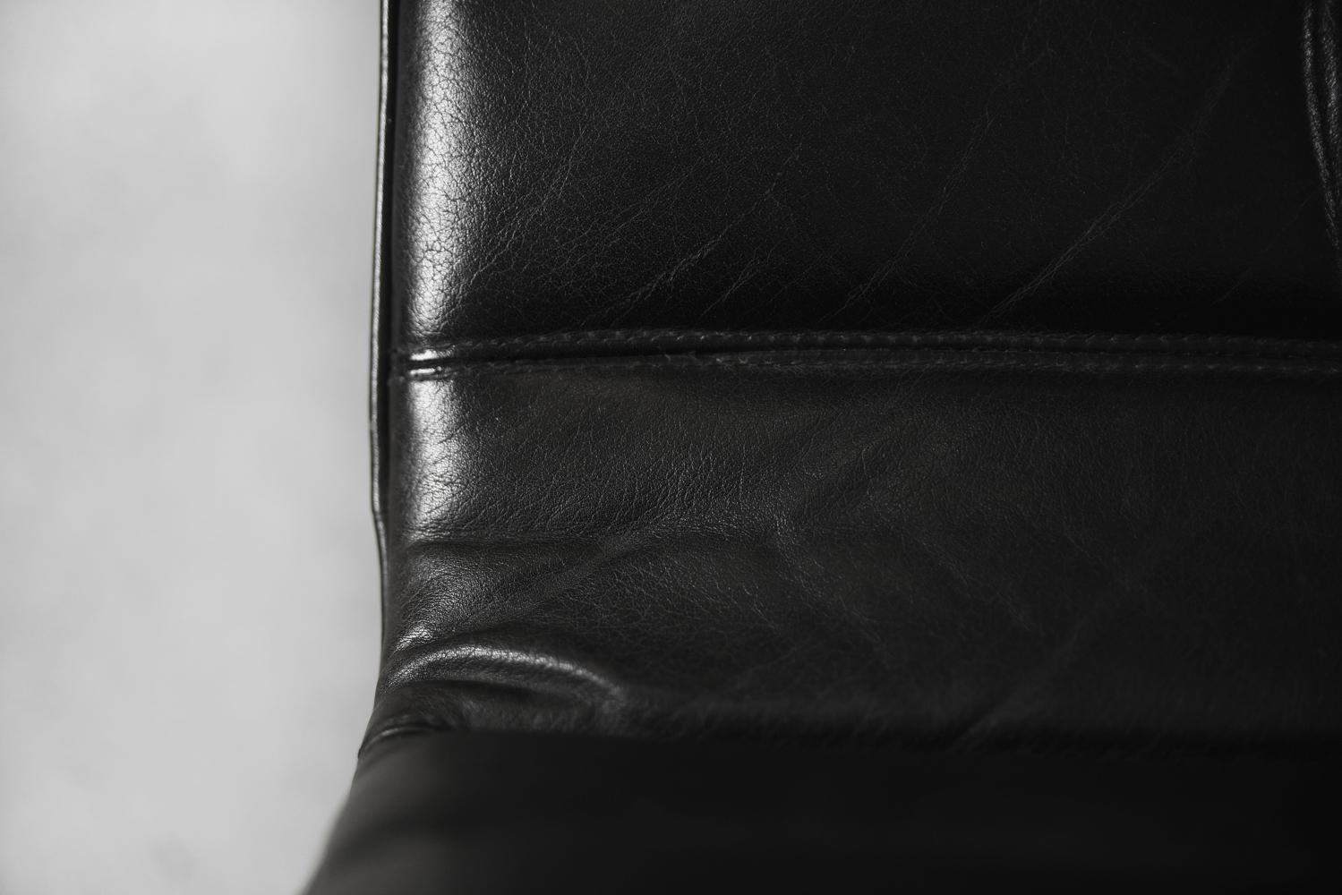 Minimalistische Clubsessel aus Chrom und schwarzem Leder von Pol International, Paar im Angebot 11