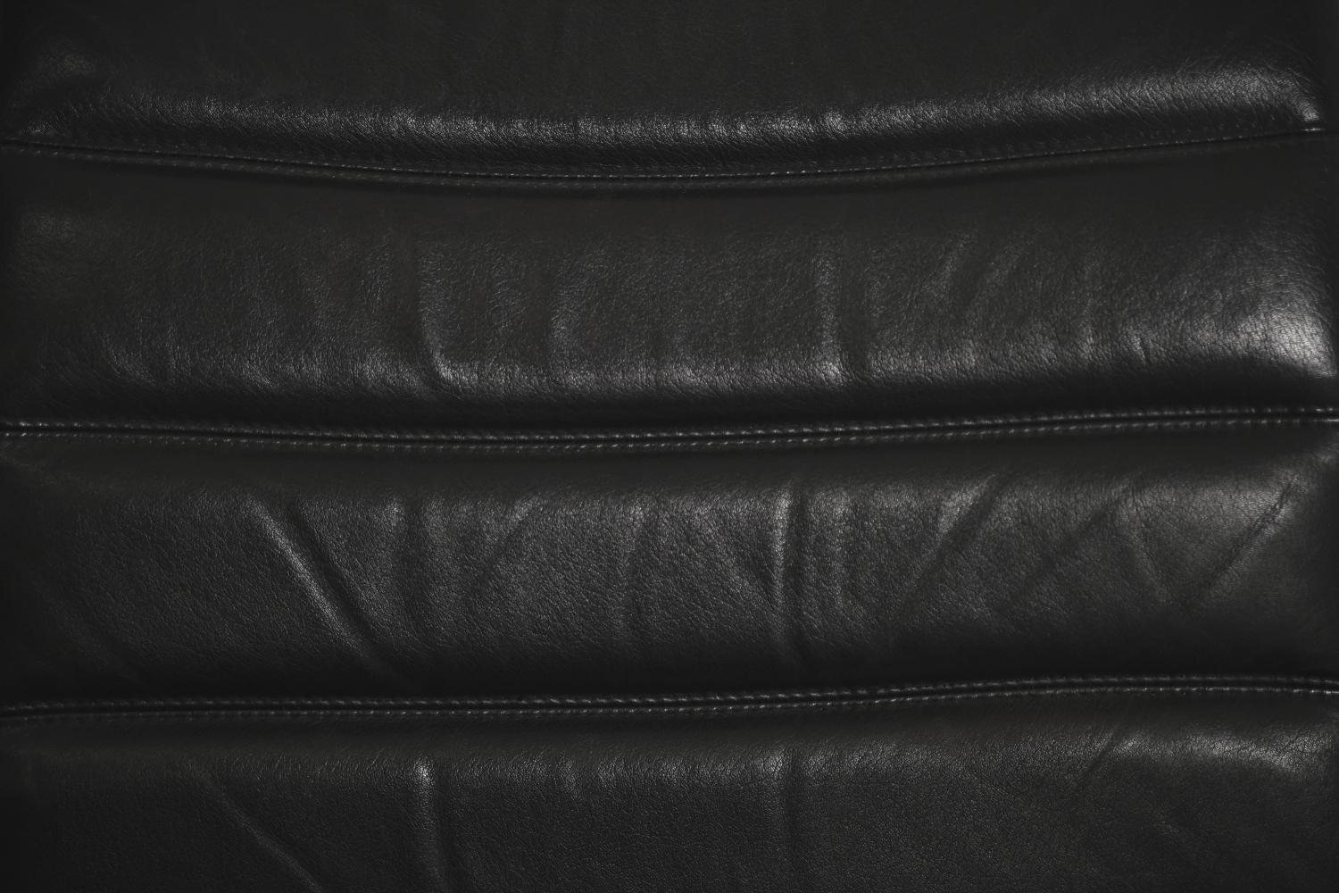 Minimalistische Clubsessel aus Chrom und schwarzem Leder von Pol International, Paar (Edelstahl) im Angebot