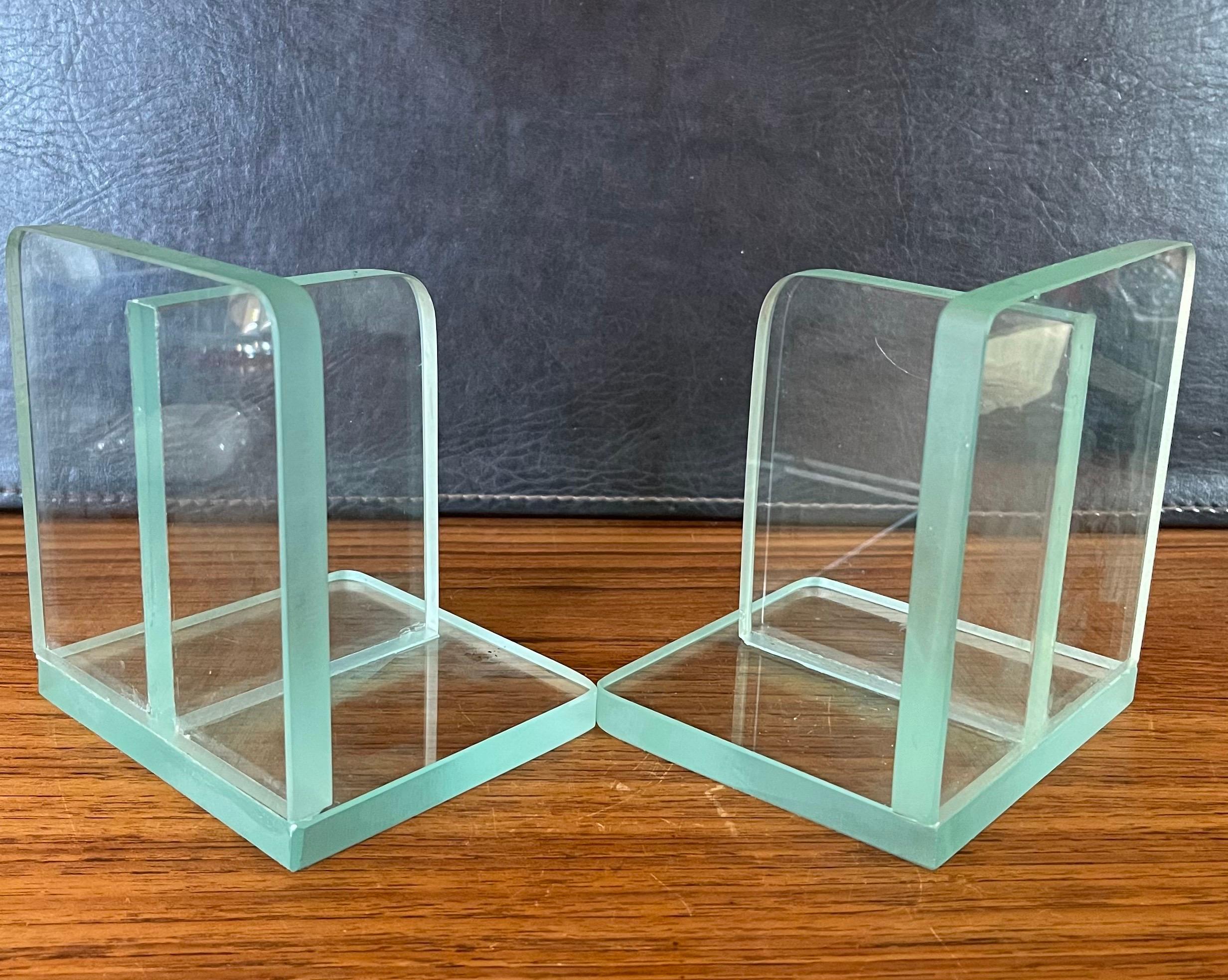 Ein Paar minimalistische Buchstützen aus klarem Glas  im Angebot 4