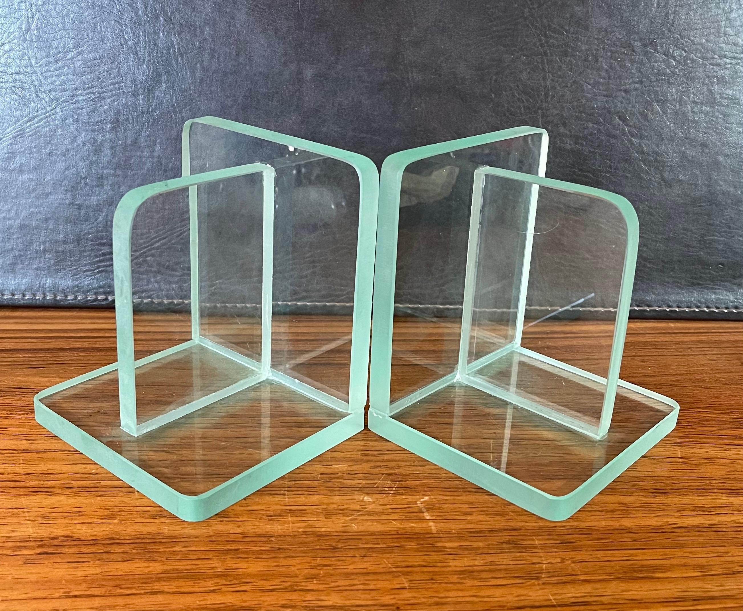 Ein Paar minimalistische Buchstützen aus klarem Glas im Angebot 4