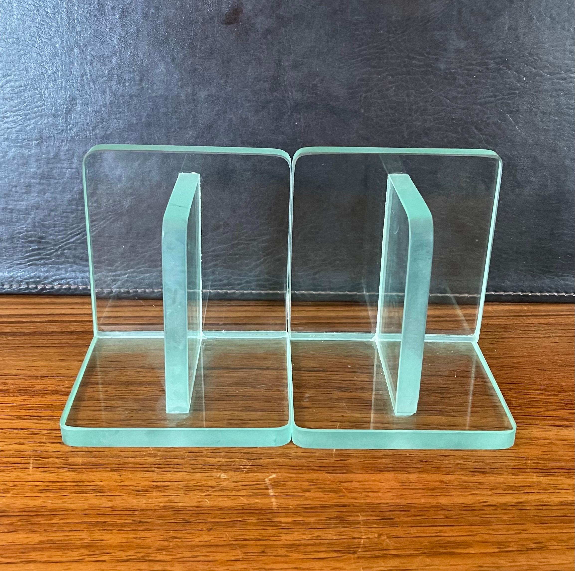 Ein Paar minimalistische Buchstützen aus klarem Glas  (Minimalistisch) im Angebot