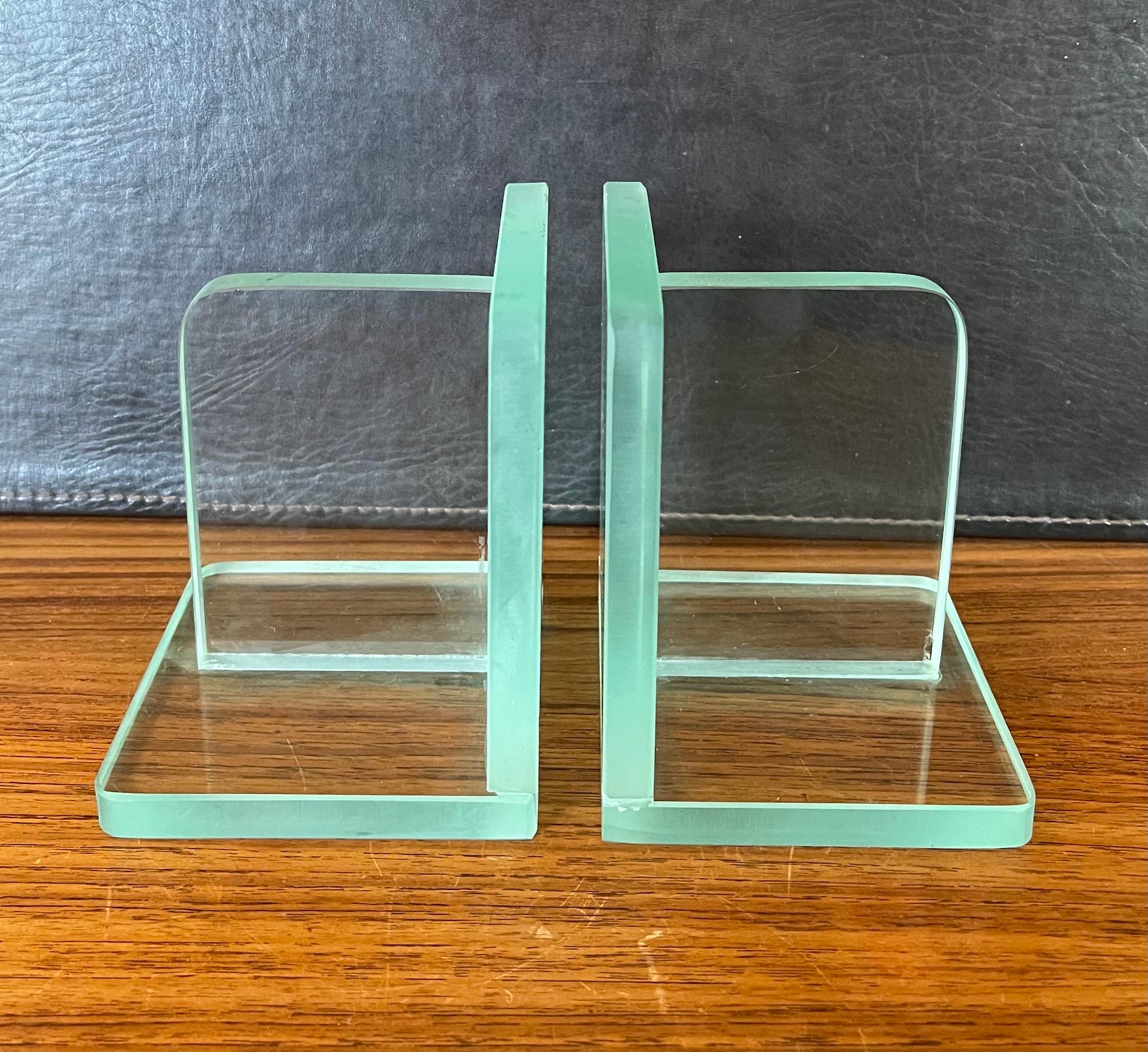 Ein Paar minimalistische Buchstützen aus klarem Glas  (amerikanisch) im Angebot