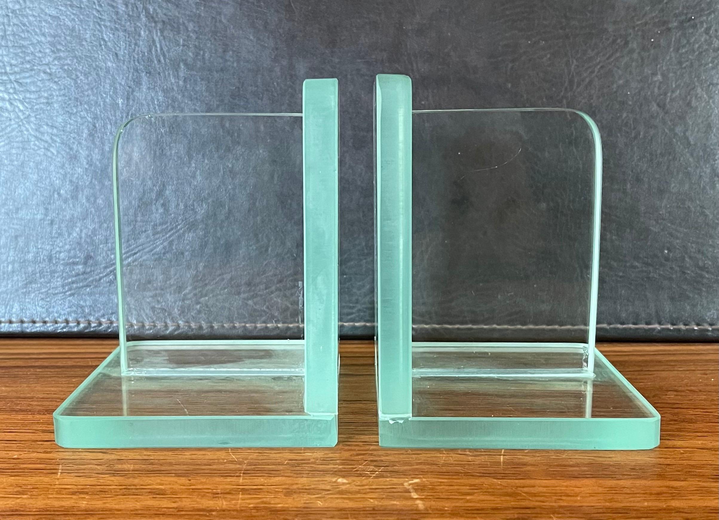 Ein Paar minimalistische Buchstützen aus klarem Glas  im Zustand „Gut“ im Angebot in San Diego, CA