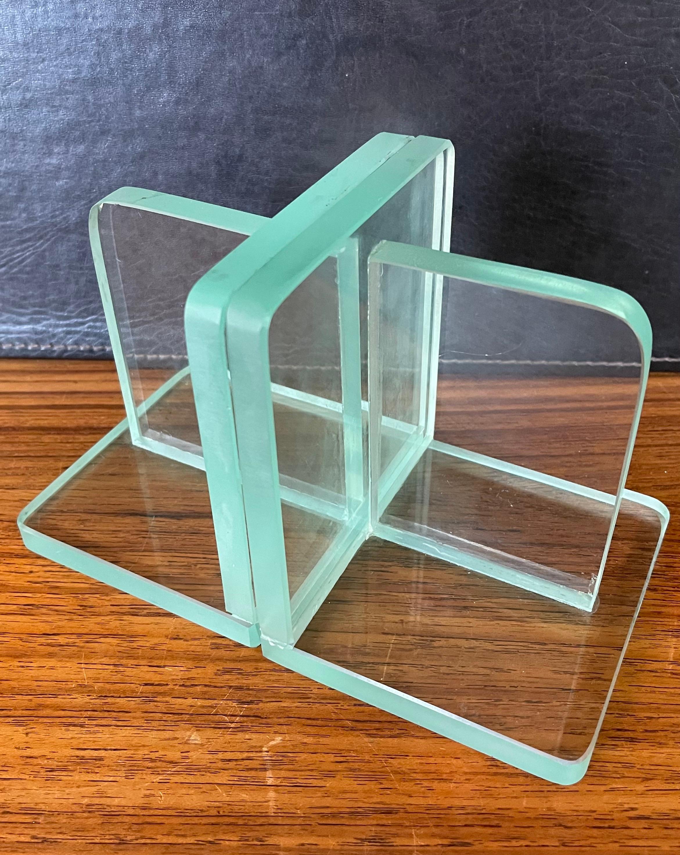 Ein Paar minimalistische Buchstützen aus klarem Glas  (20. Jahrhundert) im Angebot