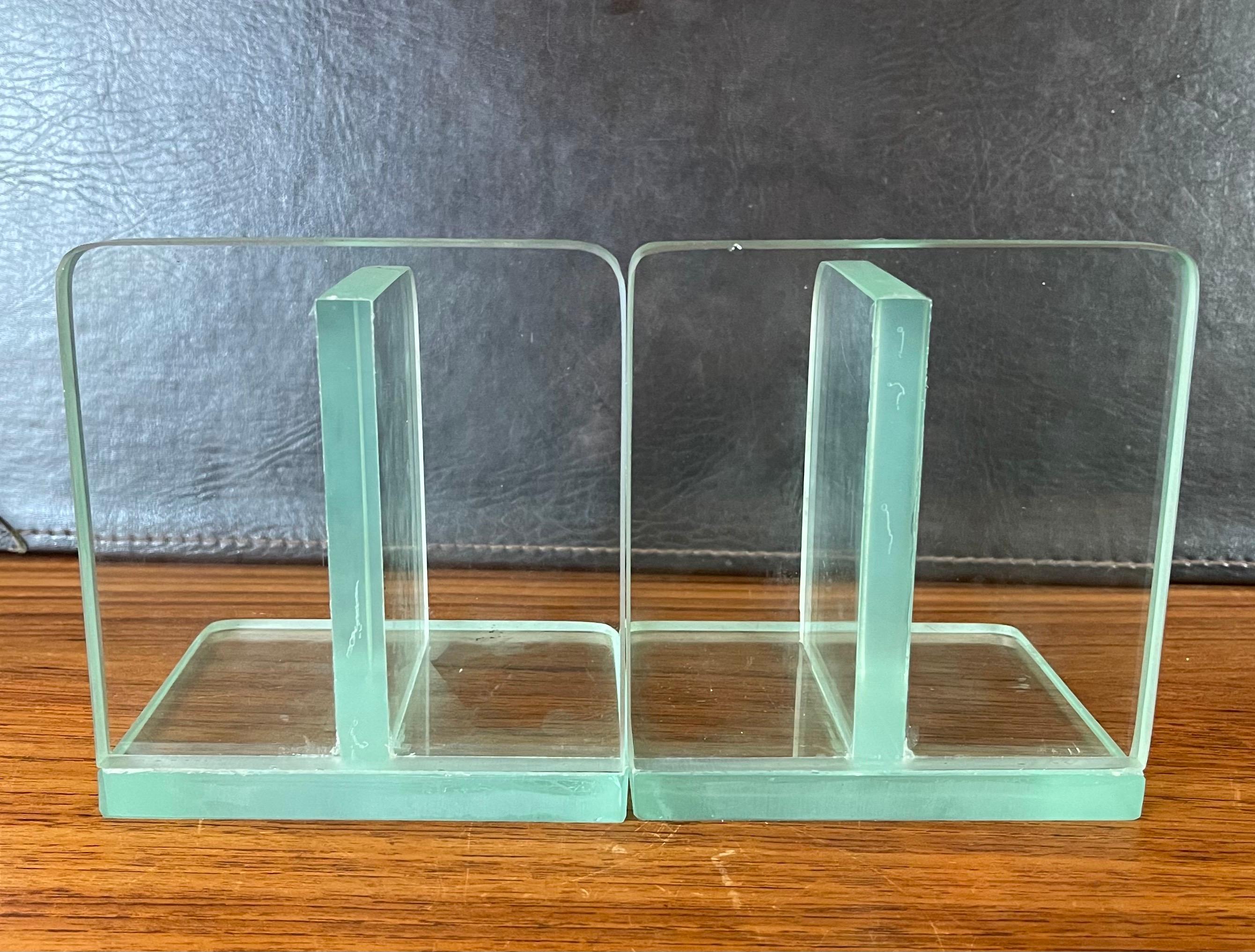 Ein Paar minimalistische Buchstützen aus klarem Glas  im Angebot 3