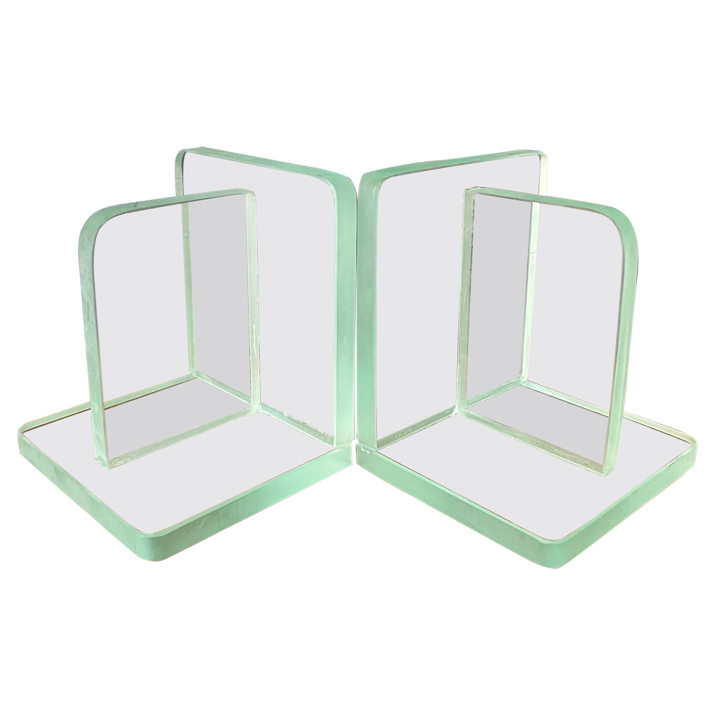 Ein Paar minimalistische Buchstützen aus klarem Glas 