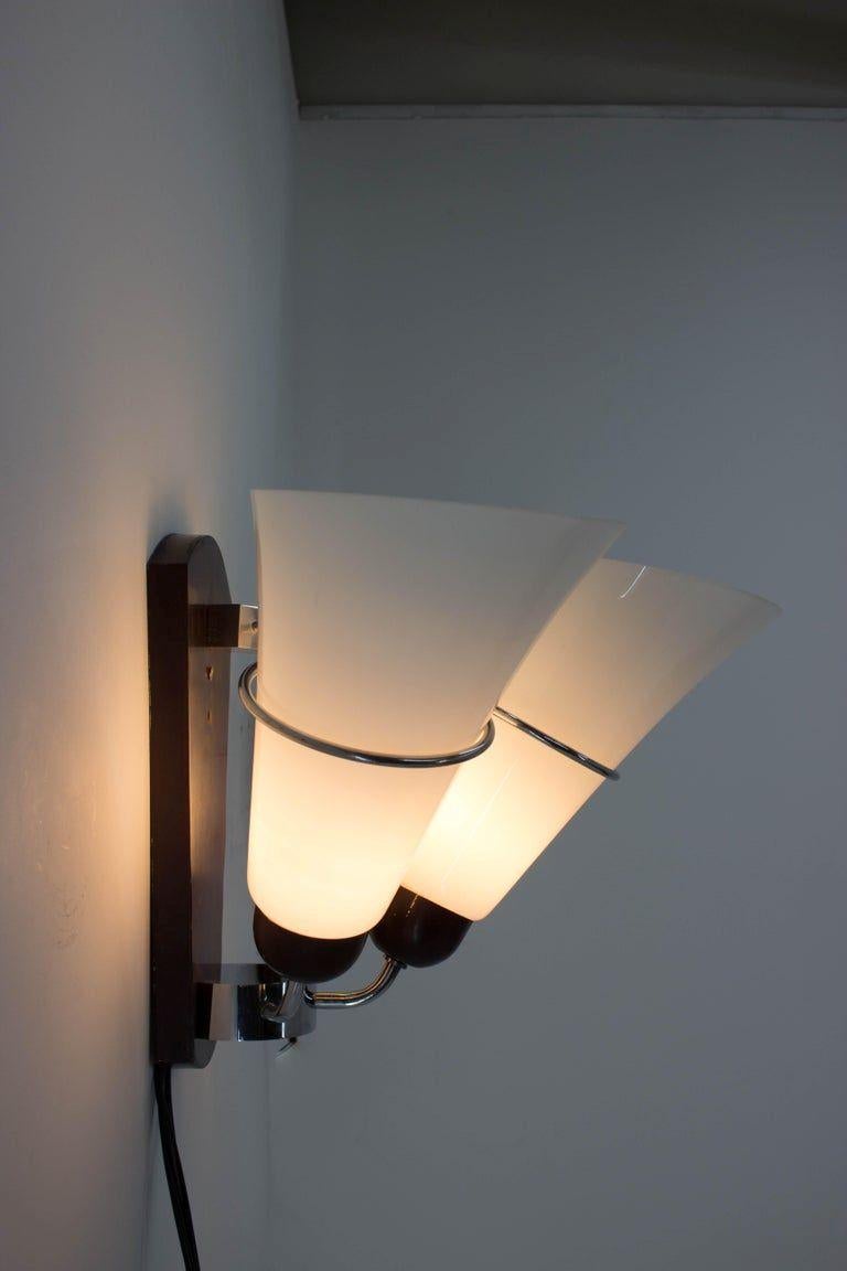 Dieses atemberaubende Paar minimalistischer Wandleuchter ist ein großartiges Beispiel für tschechoslowakisches Design aus den 1970er Jahren. Die Lampen haben schöne, strukturierte Glasschirme, die ein sanftes, stimmungsvolles Licht verbreiten. Ihre