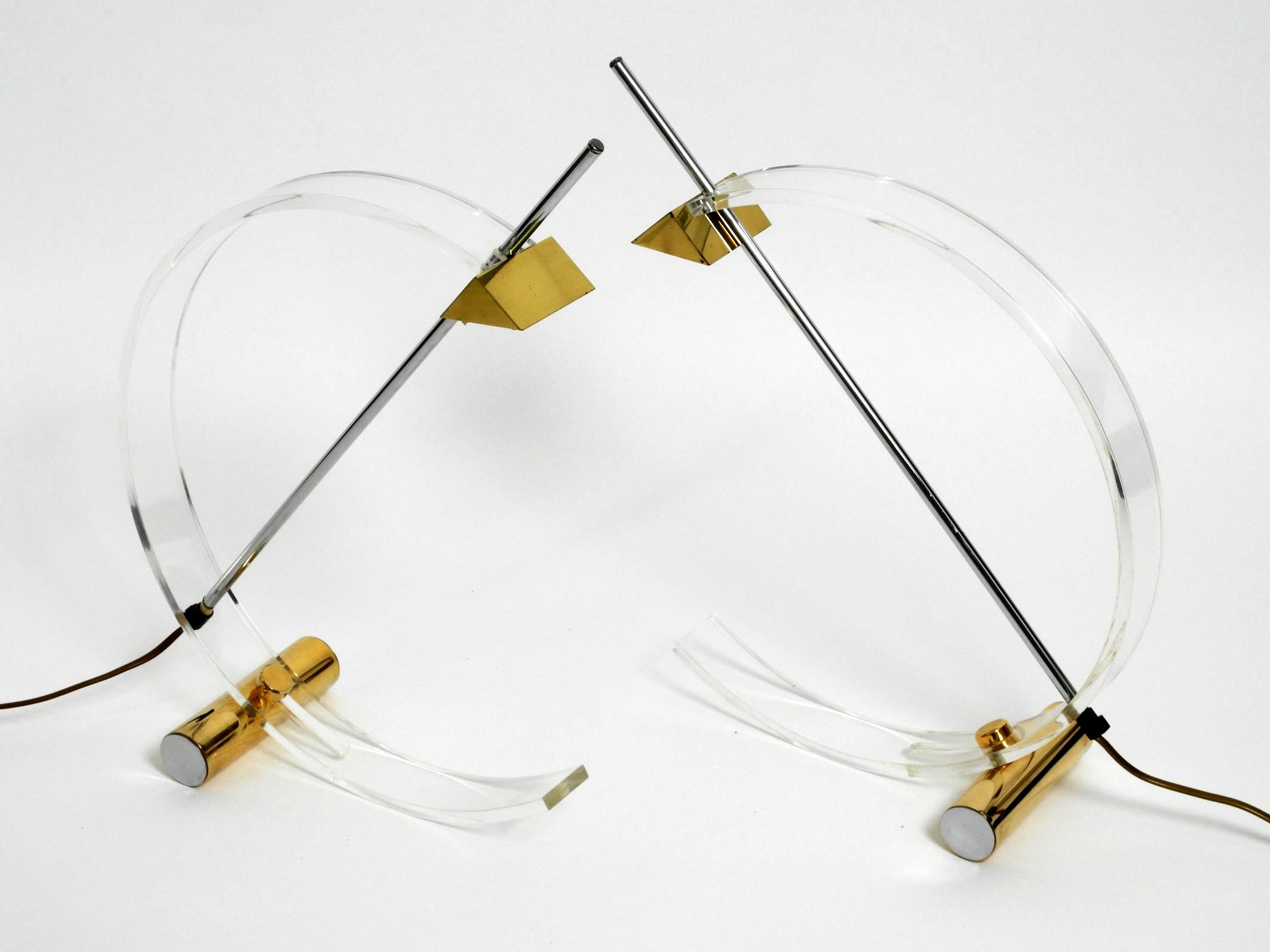 Pair of Minimalist Design Postmodern Plexiglass Halogen Table Lamps from France In Good Condition In München, DE