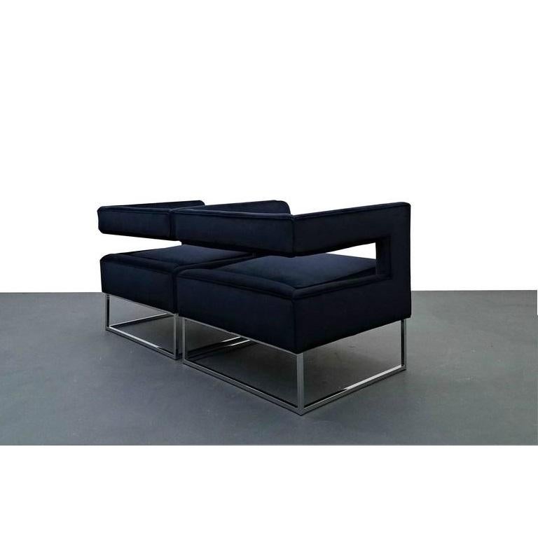 Paar minimalistische Cube Chairs mit schwebender Rückenlehne aus blauem Samt (amerikanisch) im Angebot