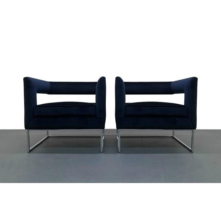 20ième siècle Paire de chaises cubiques minimalistes à dossier flottant en velours bleu en vente