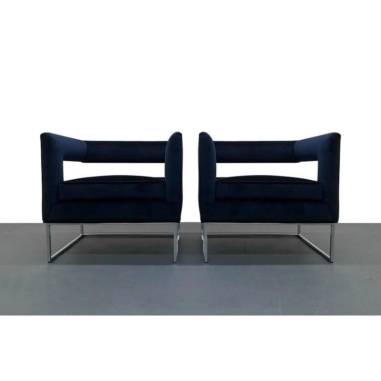 Paar minimalistische Cube Chairs mit schwebender Rückenlehne aus blauem Samt (20. Jahrhundert) im Angebot