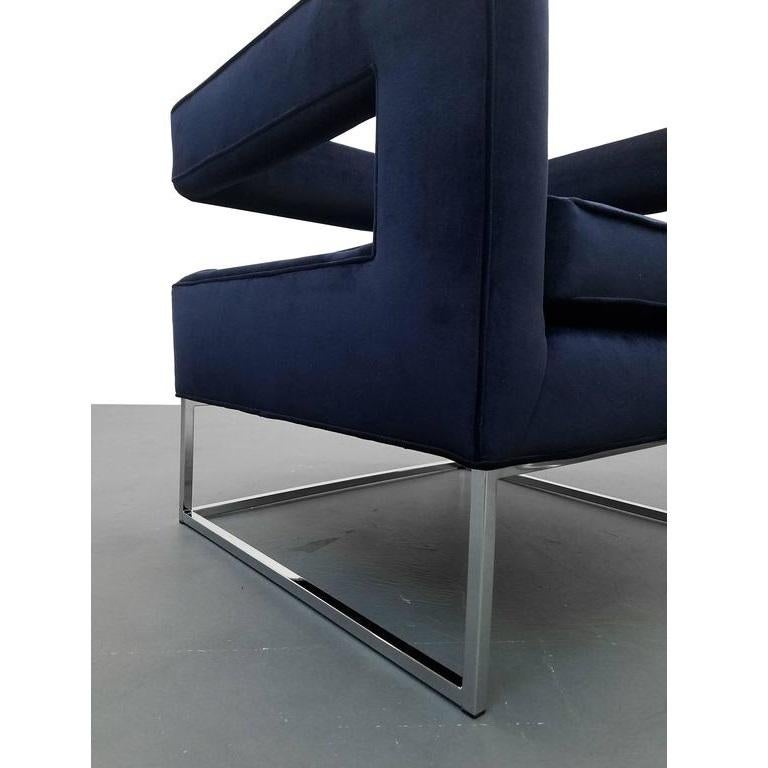 Tissu d'ameublement Paire de chaises cubiques minimalistes à dossier flottant en velours bleu en vente