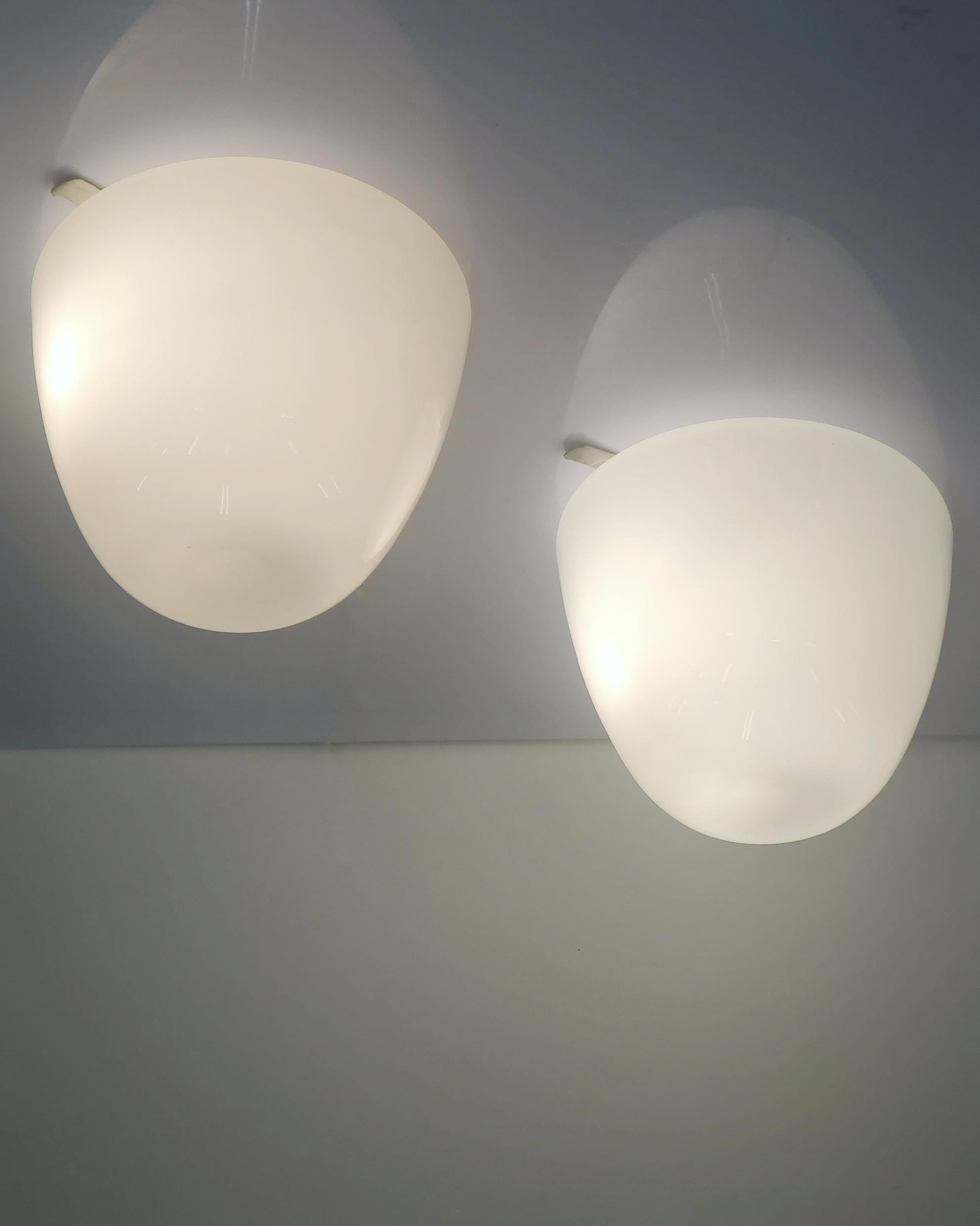 Pareja de lámparas de techo minimalistas Gunnel Nyman de cristal opalino blanco, Idman Años 50 Minimalista en venta