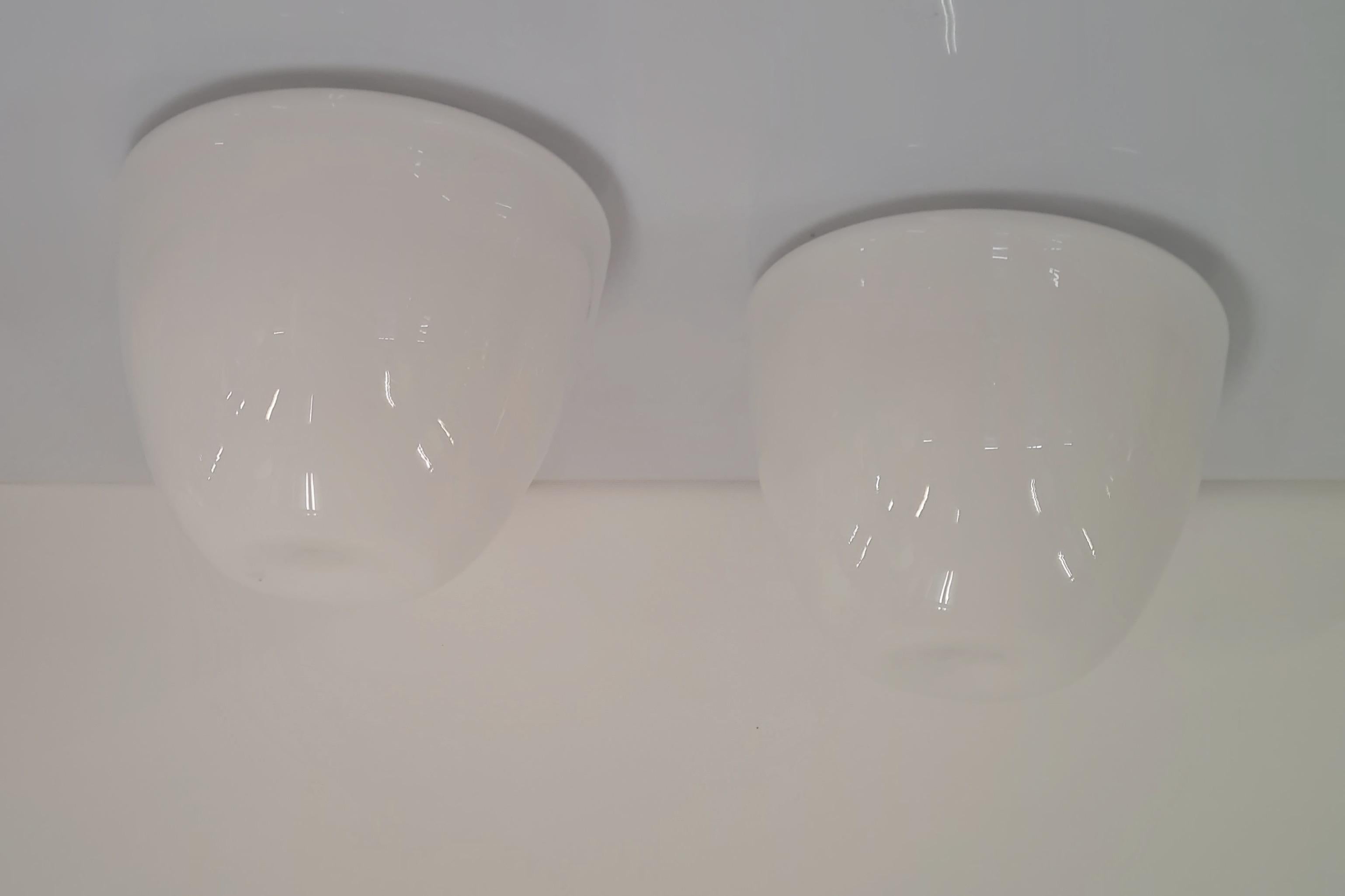 Pair of Minimalist Gunnel Nyman Ceiling Lamps in White Opaline Glass Idman 1950s en venta 1