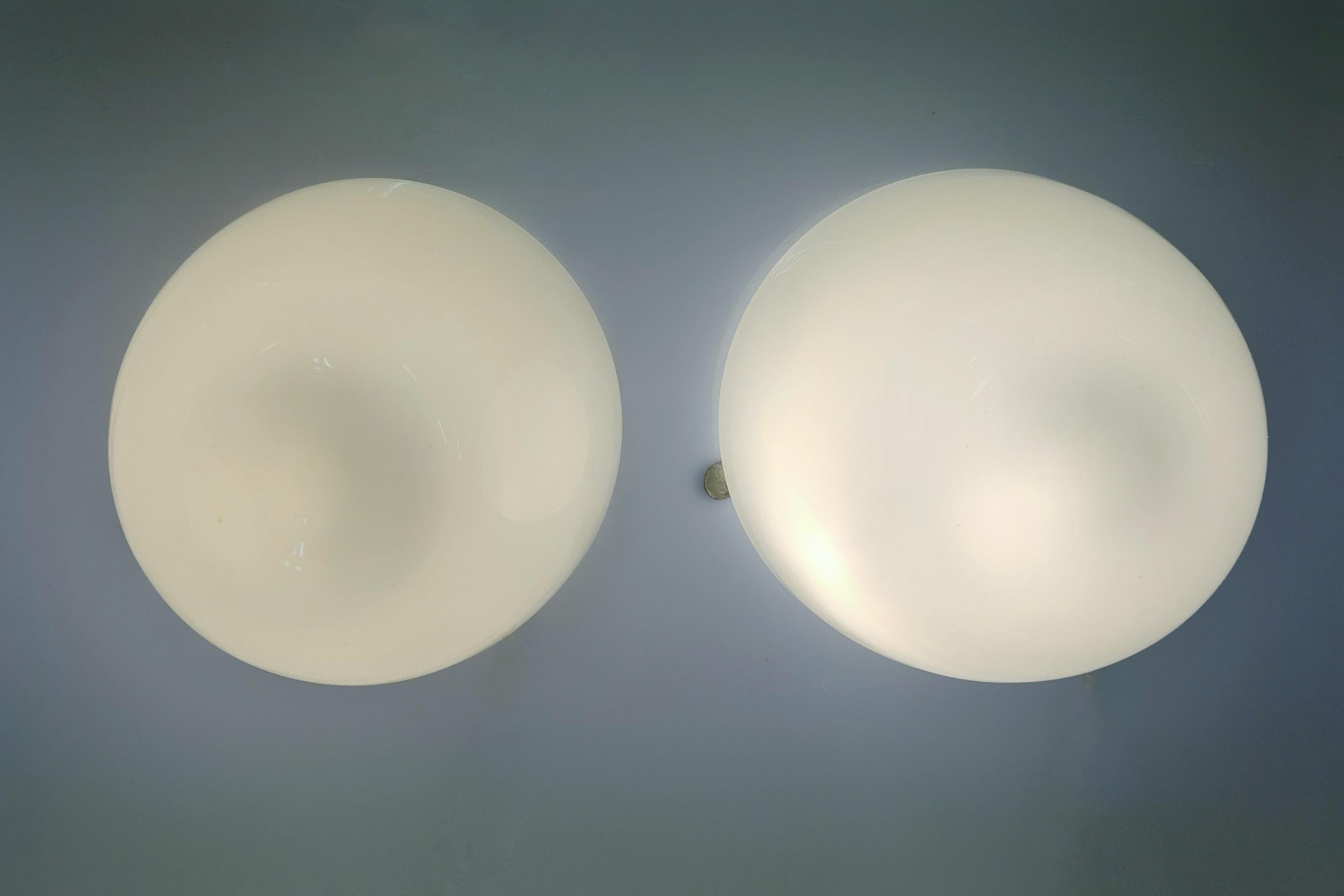 Pareja de lámparas de techo minimalistas Gunnel Nyman de cristal opalino blanco, Idman Años 50 en venta 2