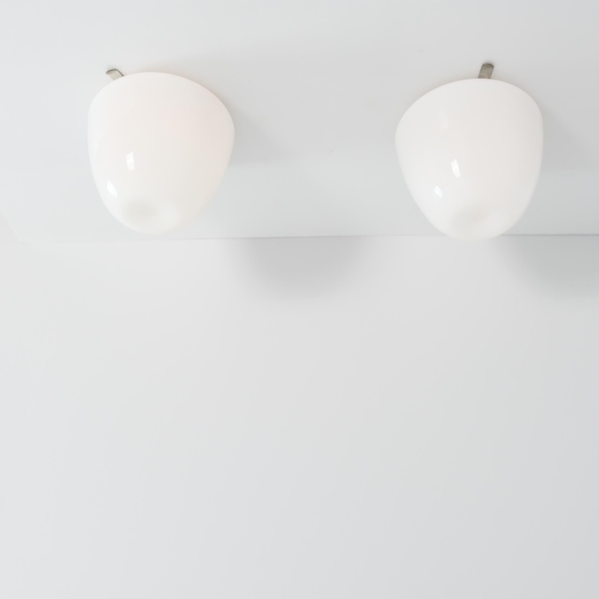 Une élégante paire de lampes de plafond modèle 80115, conçue par Gunnel Nyman et fabriquée par Idman en Finlande dans les années 1950. Ce design très minimal s'intègre facilement dans n'importe quel intérieur. Comme c'est souvent le cas dans le