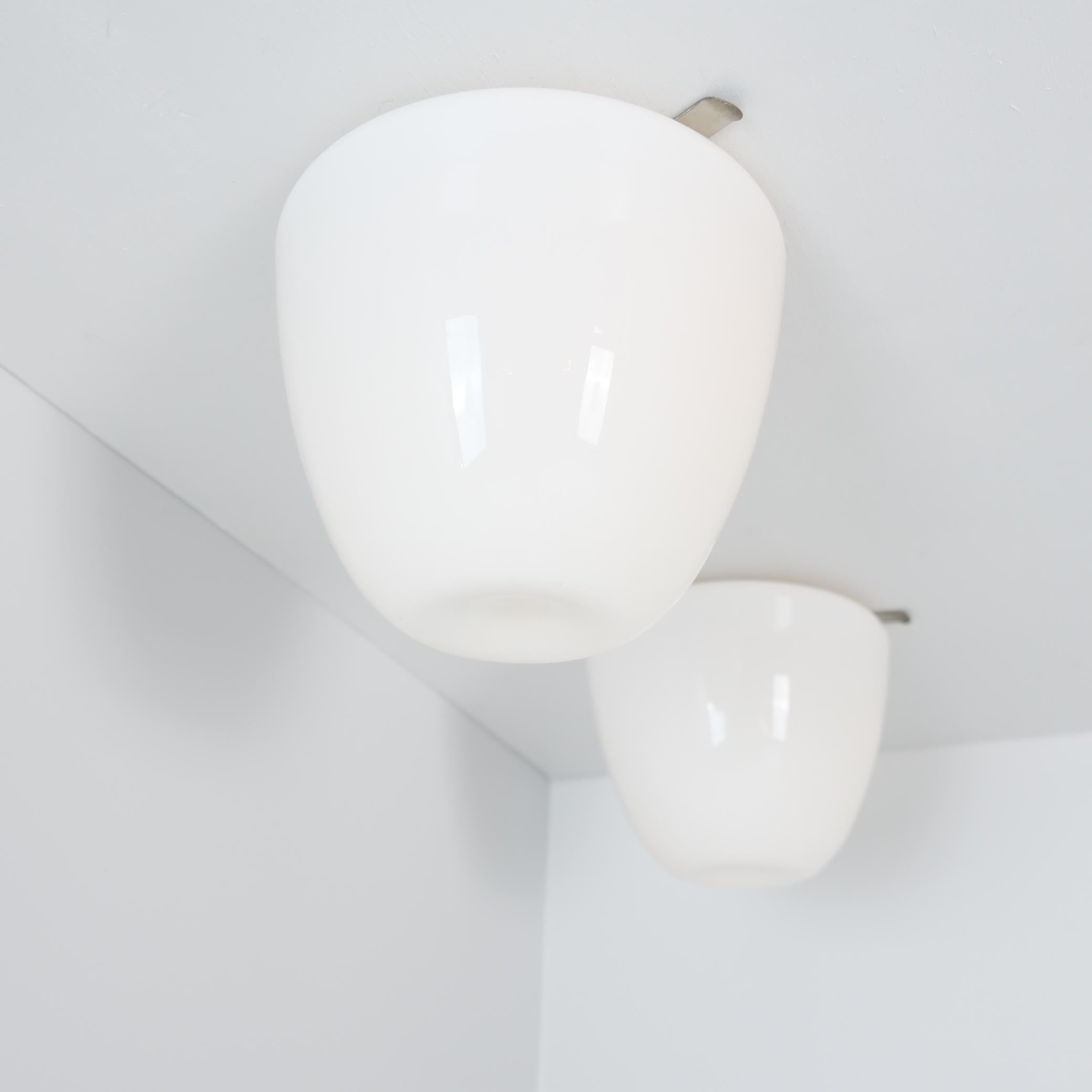 Minimaliste Paire de plafonniers minimalistes Gunnel Nyman en verre opale blanc, Idman, années 1950 en vente