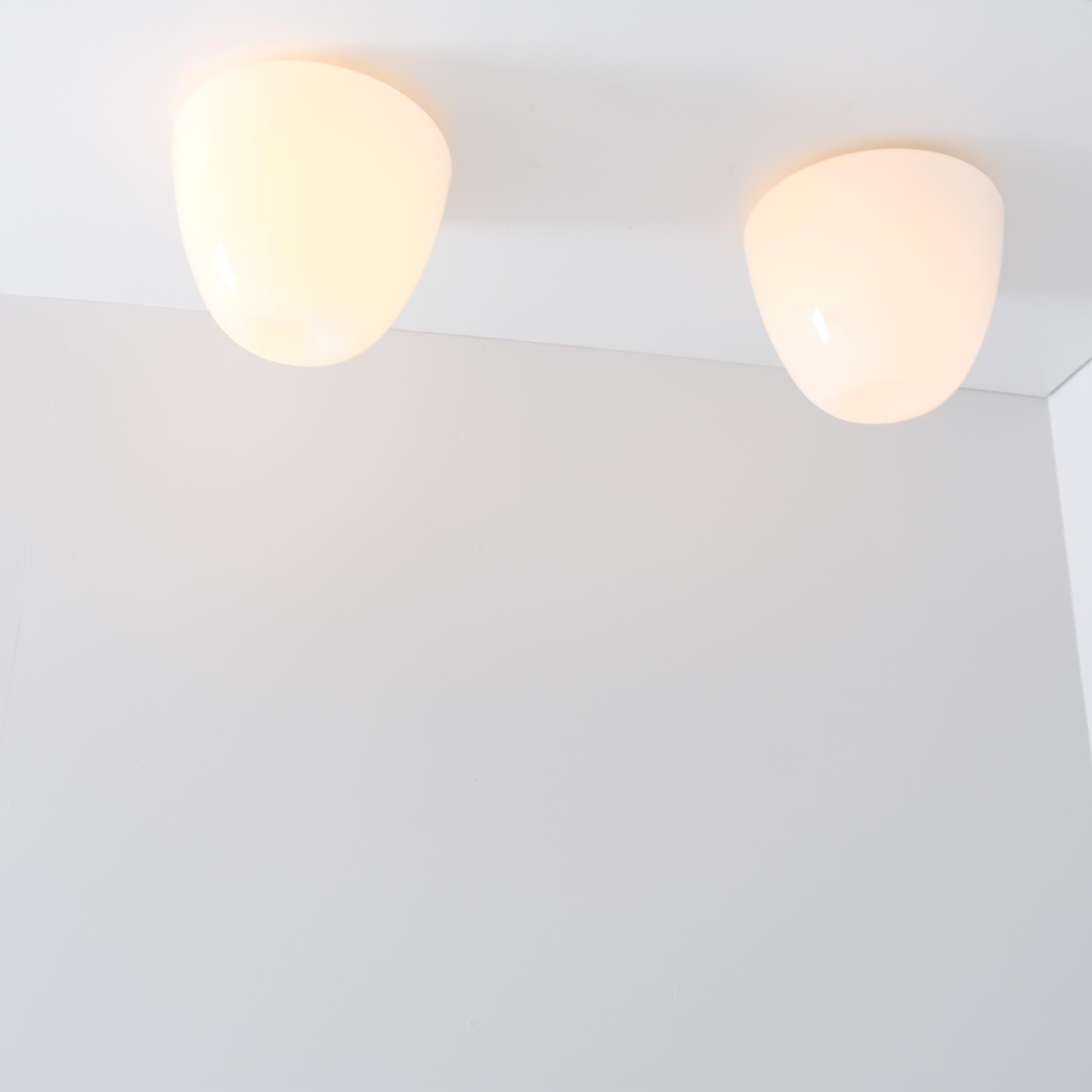 Paire de plafonniers minimalistes Gunnel Nyman en verre opale blanc, Idman, années 1950 Bon état - En vente à Helsinki, FI