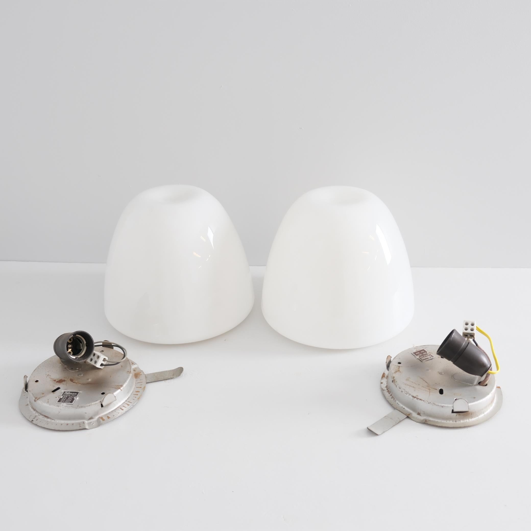 Milieu du XXe siècle Paire de plafonniers minimalistes Gunnel Nyman en verre opale blanc, Idman, années 1950 en vente
