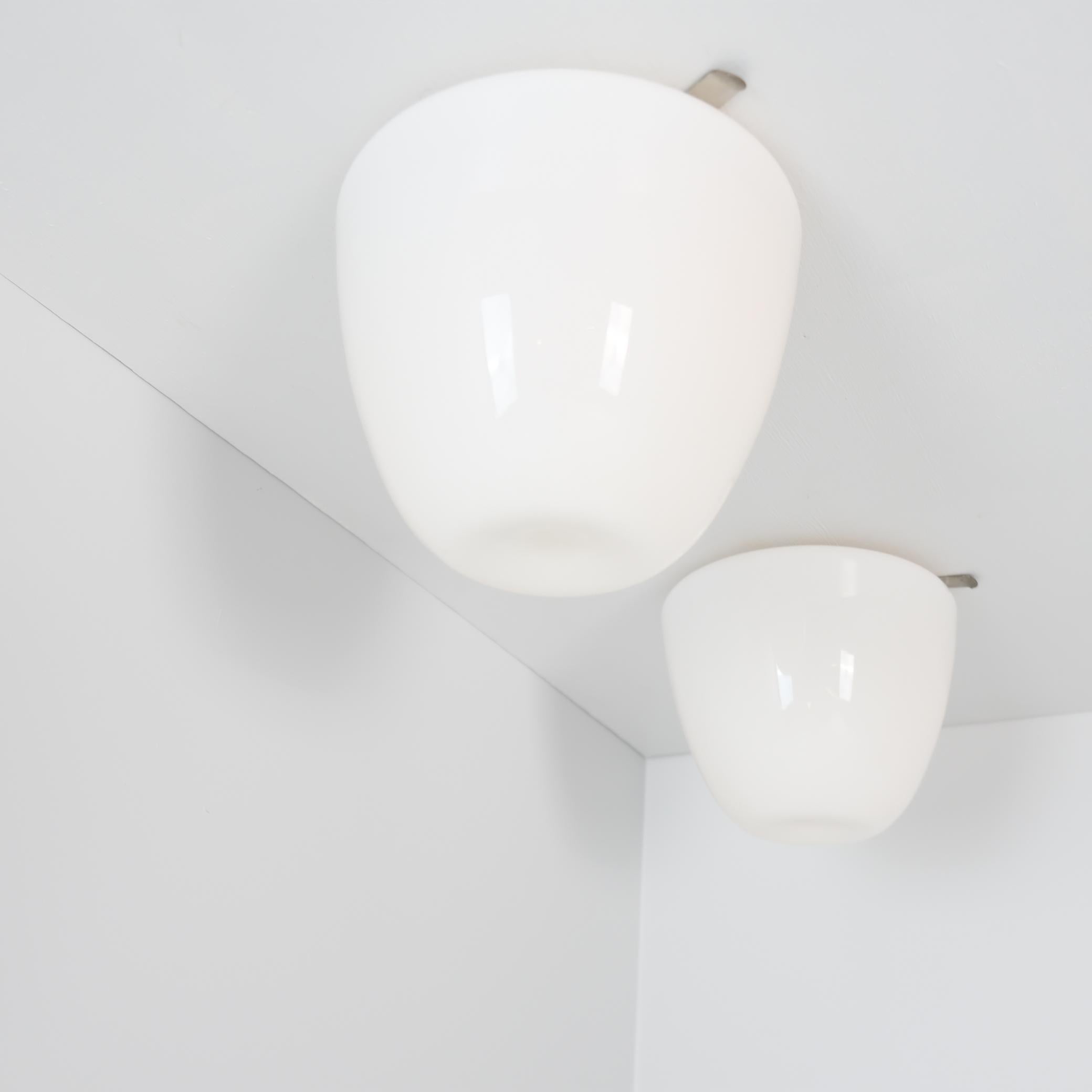 Pair of Minimalist Gunnel Nyman Ceiling Lamps in White Opaline Glass Idman 1950s Minimalista en venta