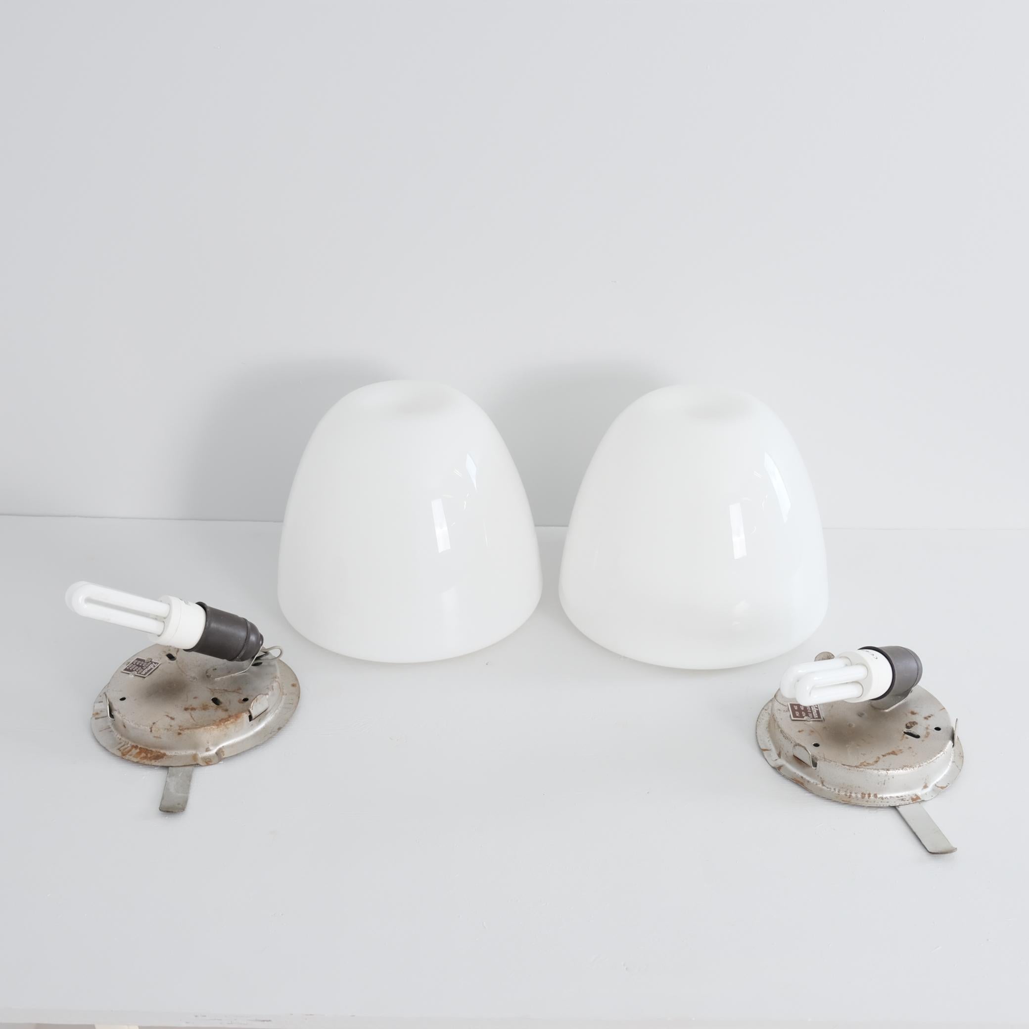 Pair of Minimalist Gunnel Nyman Ceiling Lamps in White Opaline Glass Idman 1950s Finlandés en venta