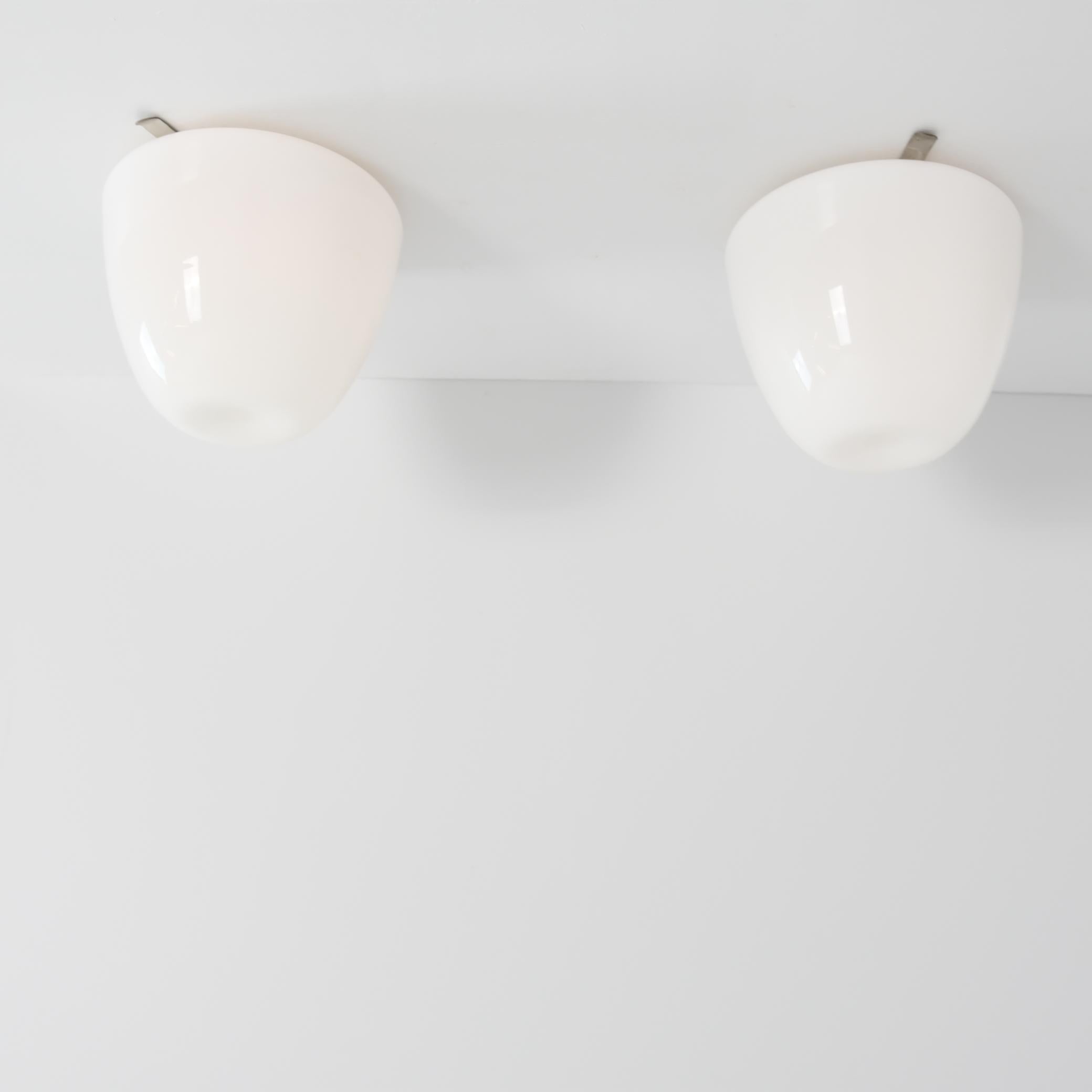 Pair of Minimalist Gunnel Nyman Ceiling Lamps in White Opaline Glass Idman 1950s en Bueno estado para la venta en Helsinki, FI