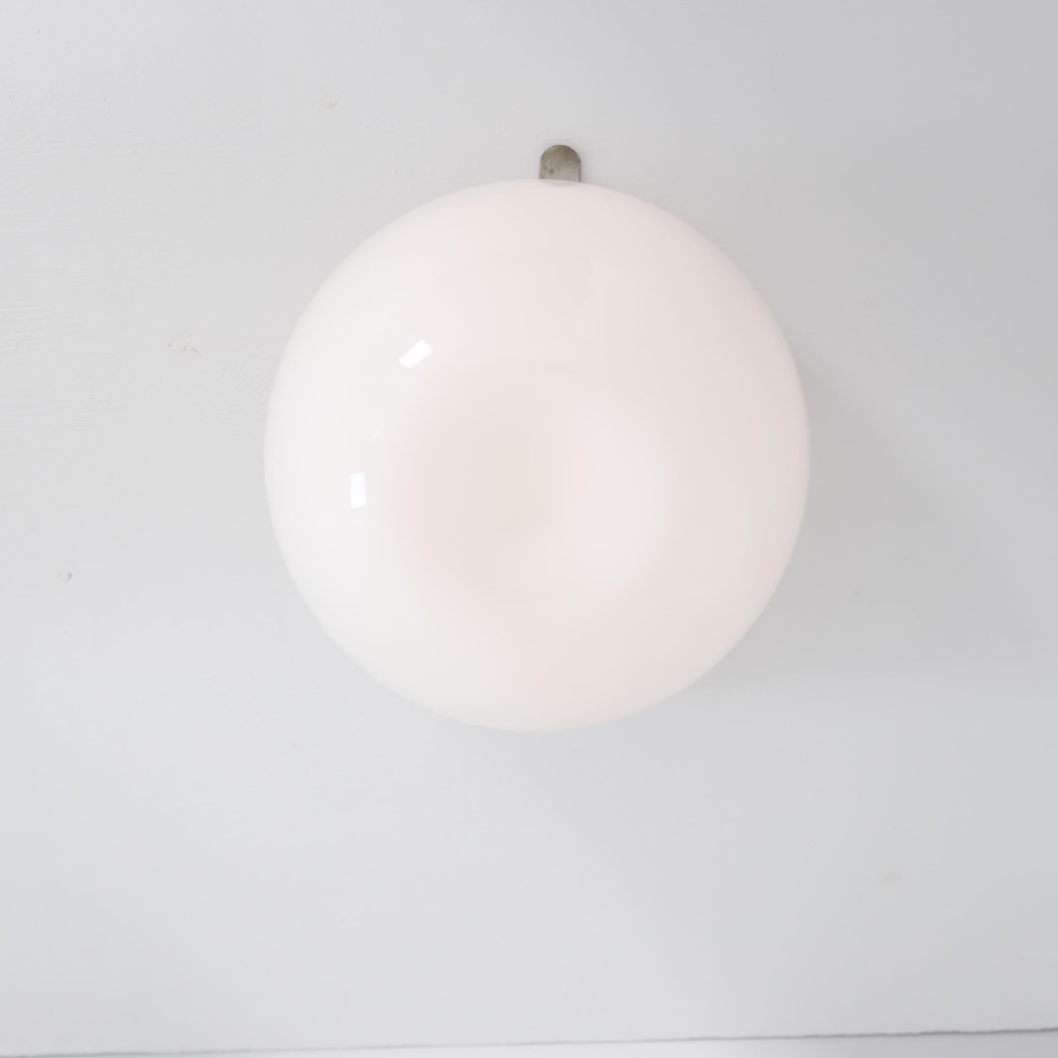 Pair of Minimalist Gunnel Nyman Ceiling Lamps in White Opaline Glass Idman 1950s mediados del siglo XX en venta