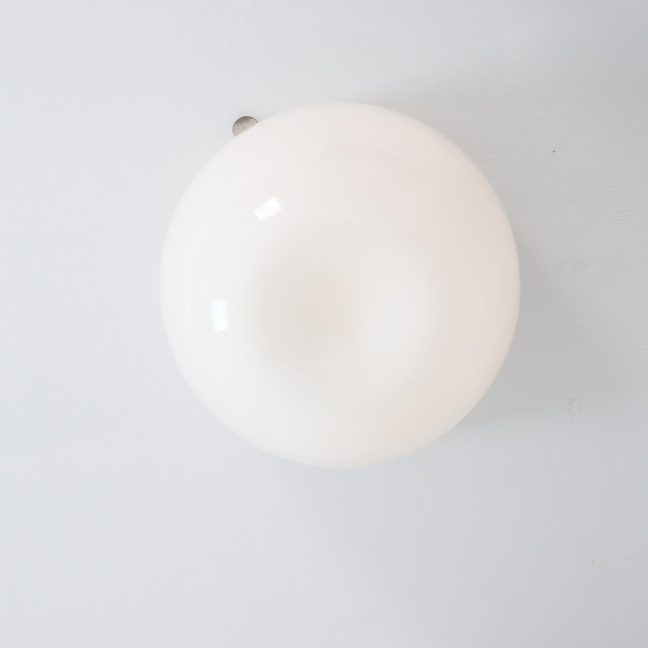Pair of Minimalist Gunnel Nyman Ceiling Lamps in White Opaline Glass Idman 1950s Metal en venta