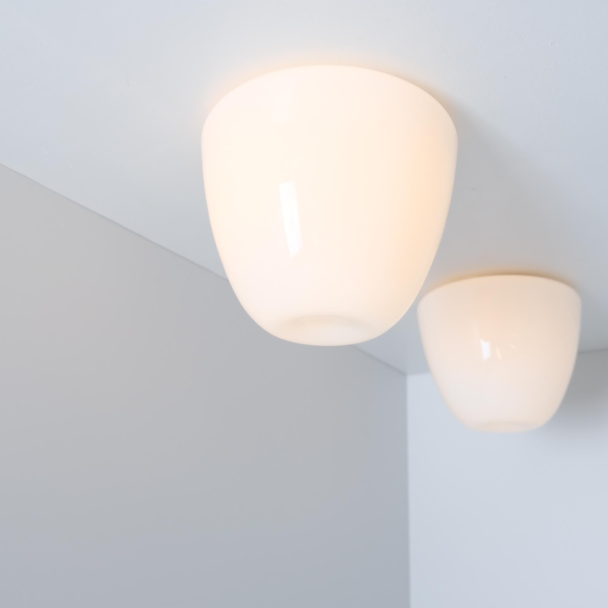 Pair of Minimalist Gunnel Nyman Ceiling Lamps in White Opaline Glass Idman 1950s en venta 2