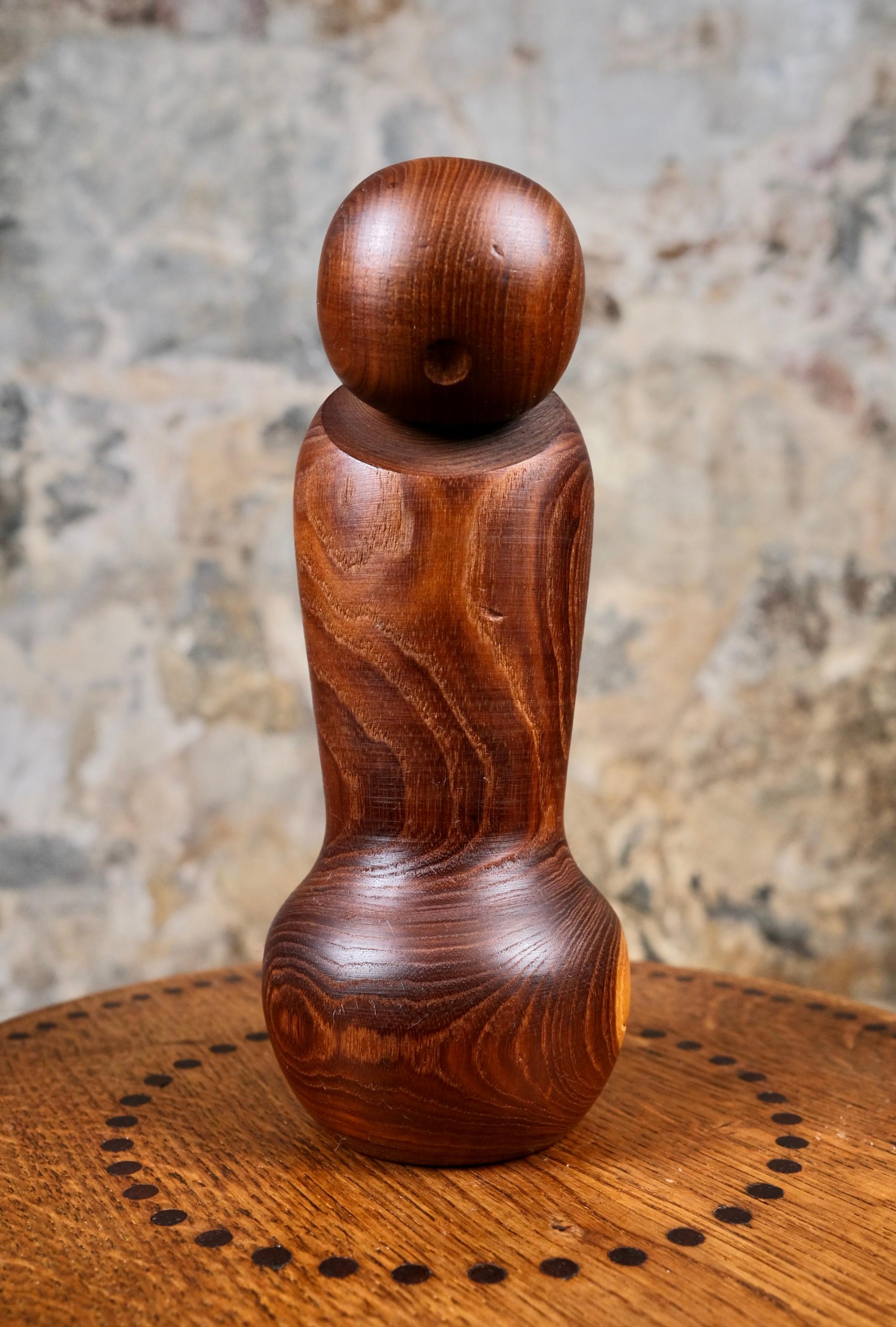 Bellissima coppia di Sosaku Kokeshi degli anni 1960-70, con una bellissima venatura del legno.
Il primo, 
