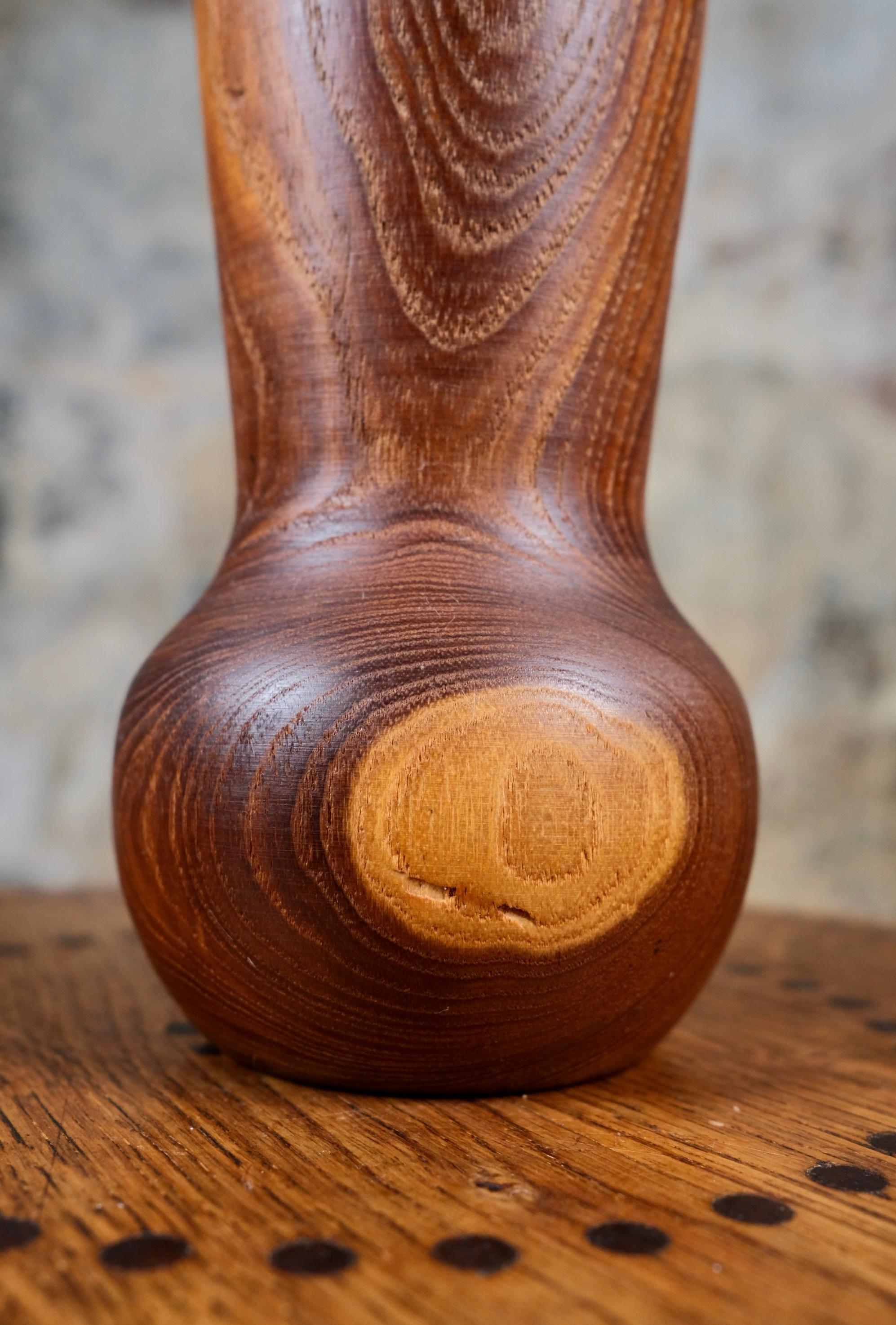 Coppia di Kokeshi minimaliste, realizzate in Giappone, anni 1960-70 In condizioni buone in vendita a Lyon, FR