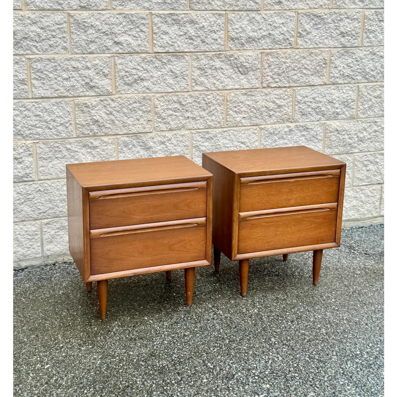 Mid-Century Modern Pair of Minimalist Mid Century Modern Walnut Nightstands For Sale