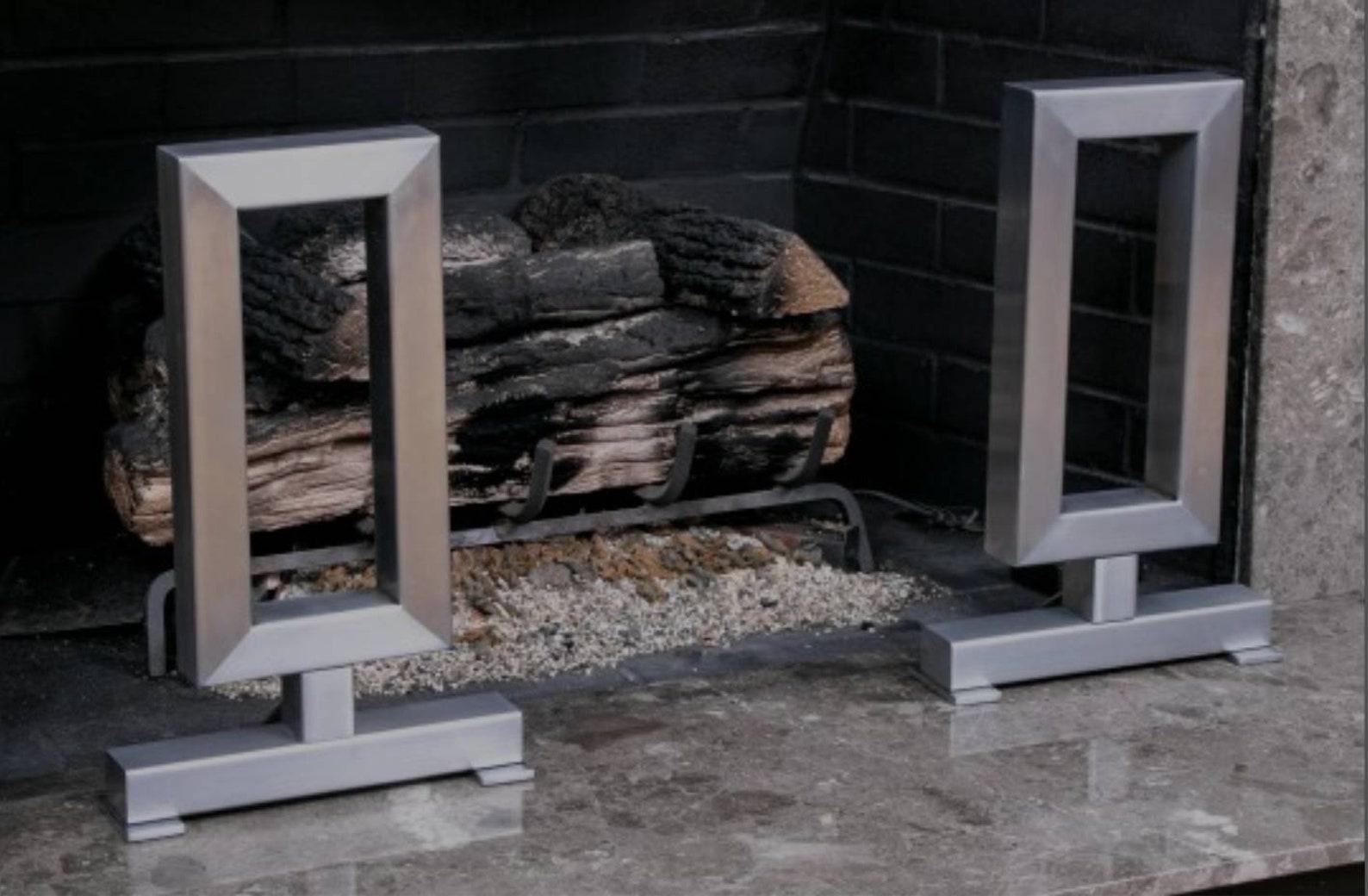 Minimalistisches modernes Paar rechteckige Metall-Feuerböcke im Zustand „Gut“ im Angebot in Forney, TX