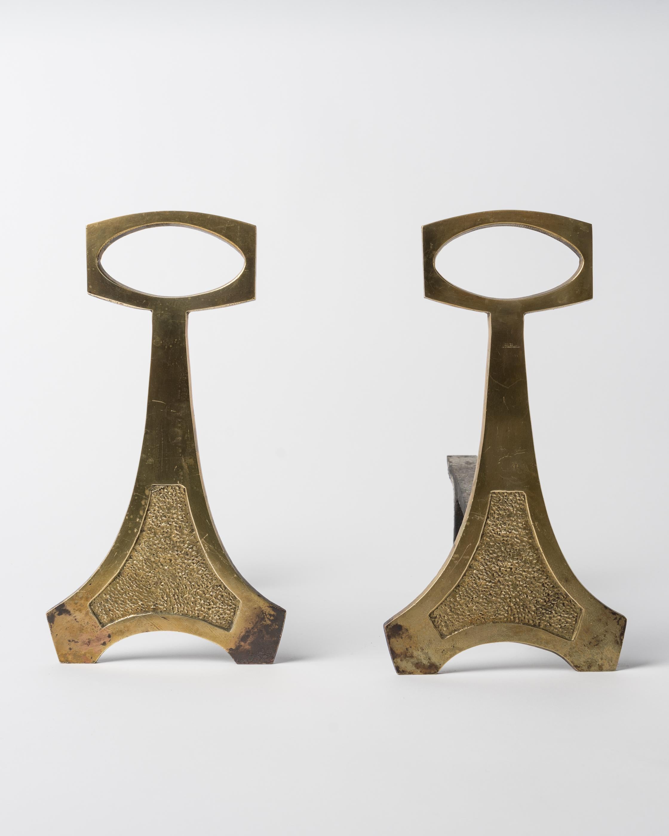 Elegantes Paar minimalistischer, patinierter Bronze-Andirons im Art-Déco-Stil mit einem einzigartigen geätzten Motiv in der Mitte. Diese Androns werden aus Frankreich versandt und können nach Frankreich oder an einen Standort in LIC NY