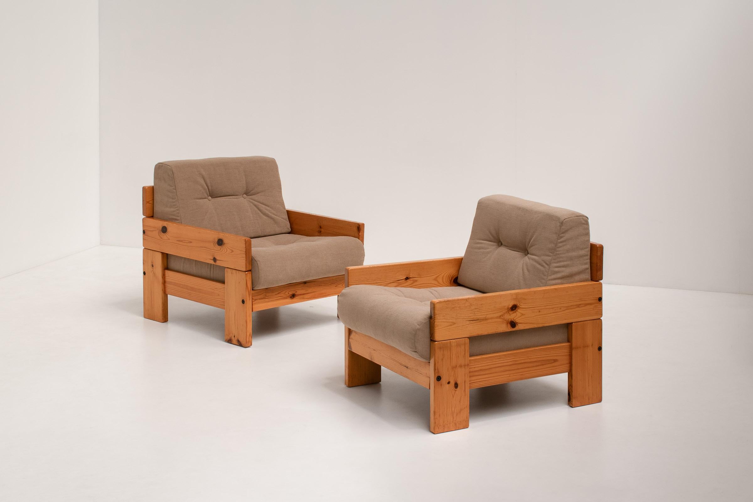 Mid-Century Modern Pair of Minimalist Pine Lounge Chairs, Italy, 1970s For Sale