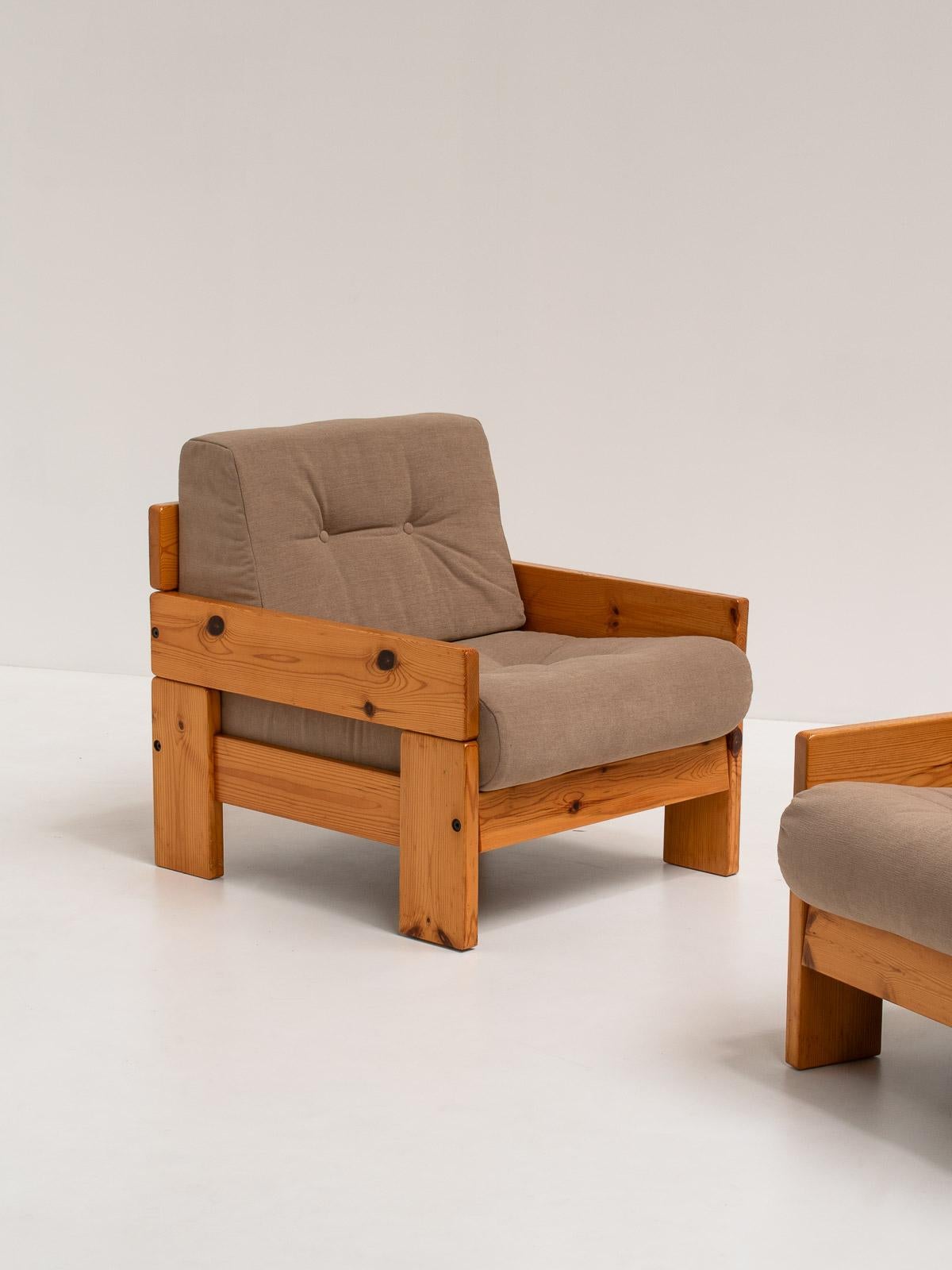 Italian Pair of Minimalist Pine Lounge Chairs, Italy, 1970s For Sale