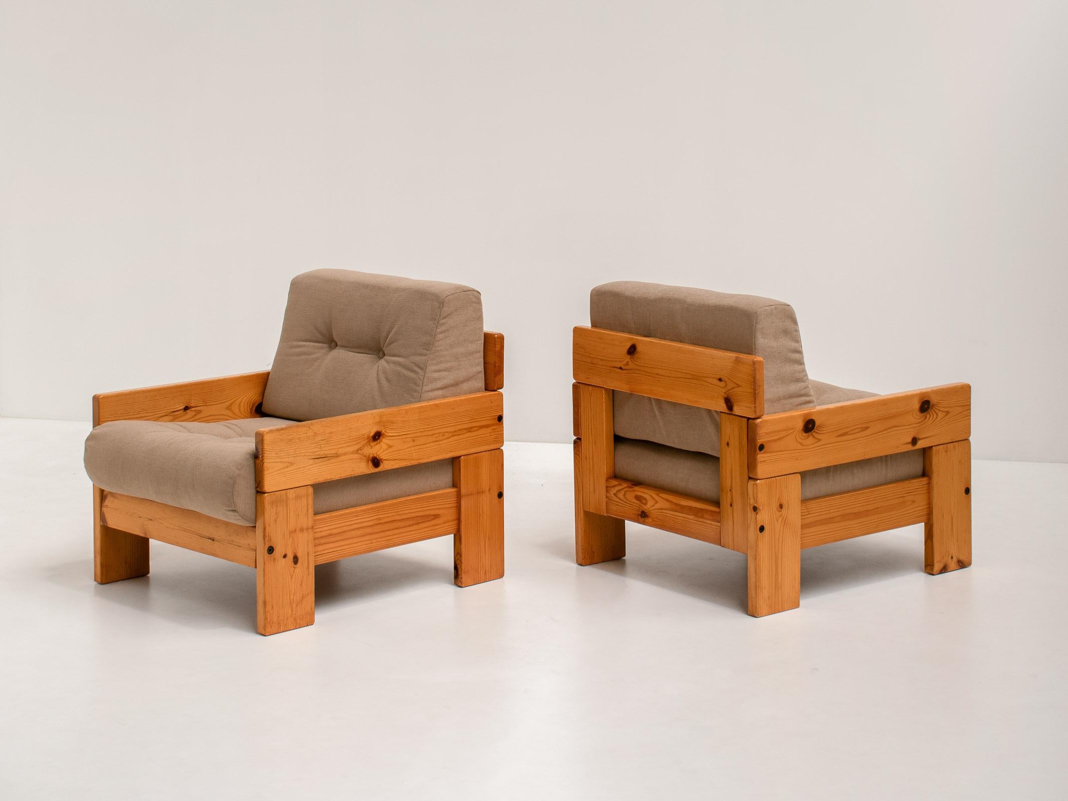 Paire de fauteuils de salon minimalistes en pin, Italie, années 1970 en vente 1