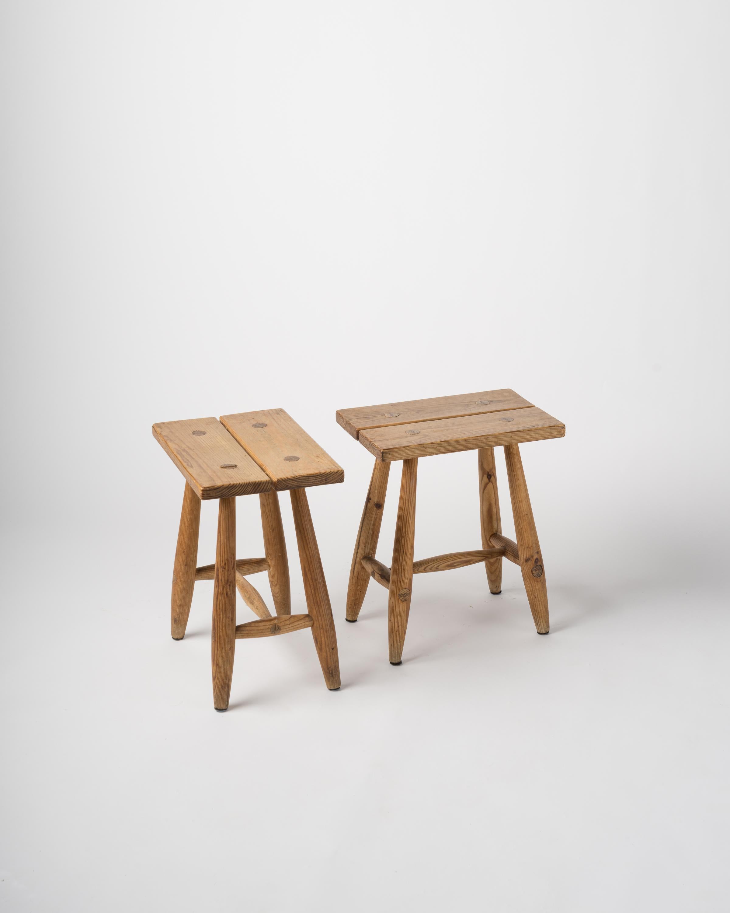 French Pair of Minimalist Pinewood Stools, France, 1970s For Sale