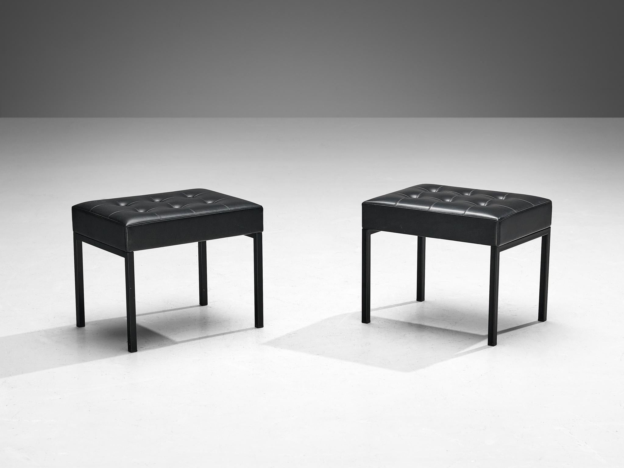 Coppia di sgabelli o pouf, acciaio laccato, similpelle, Europa, anni '70

Un'elegante coppia di sgabelli realizzati in Europa negli anni '1970. Questo design di metà secolo è un'aggiunta meravigliosa a qualsiasi interno, grazie alla sua estetica